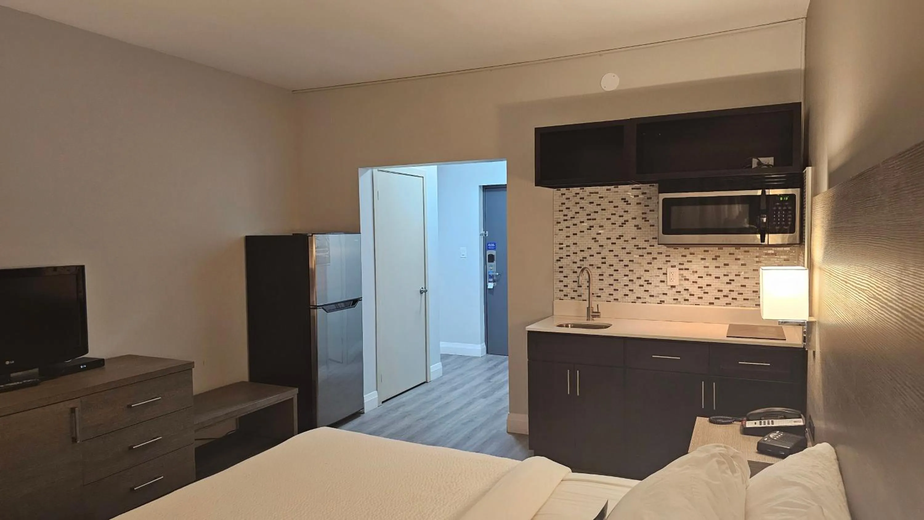 Kitchen or kitchenette, Bed in Motel 6 Sault Ste. Marie, ON