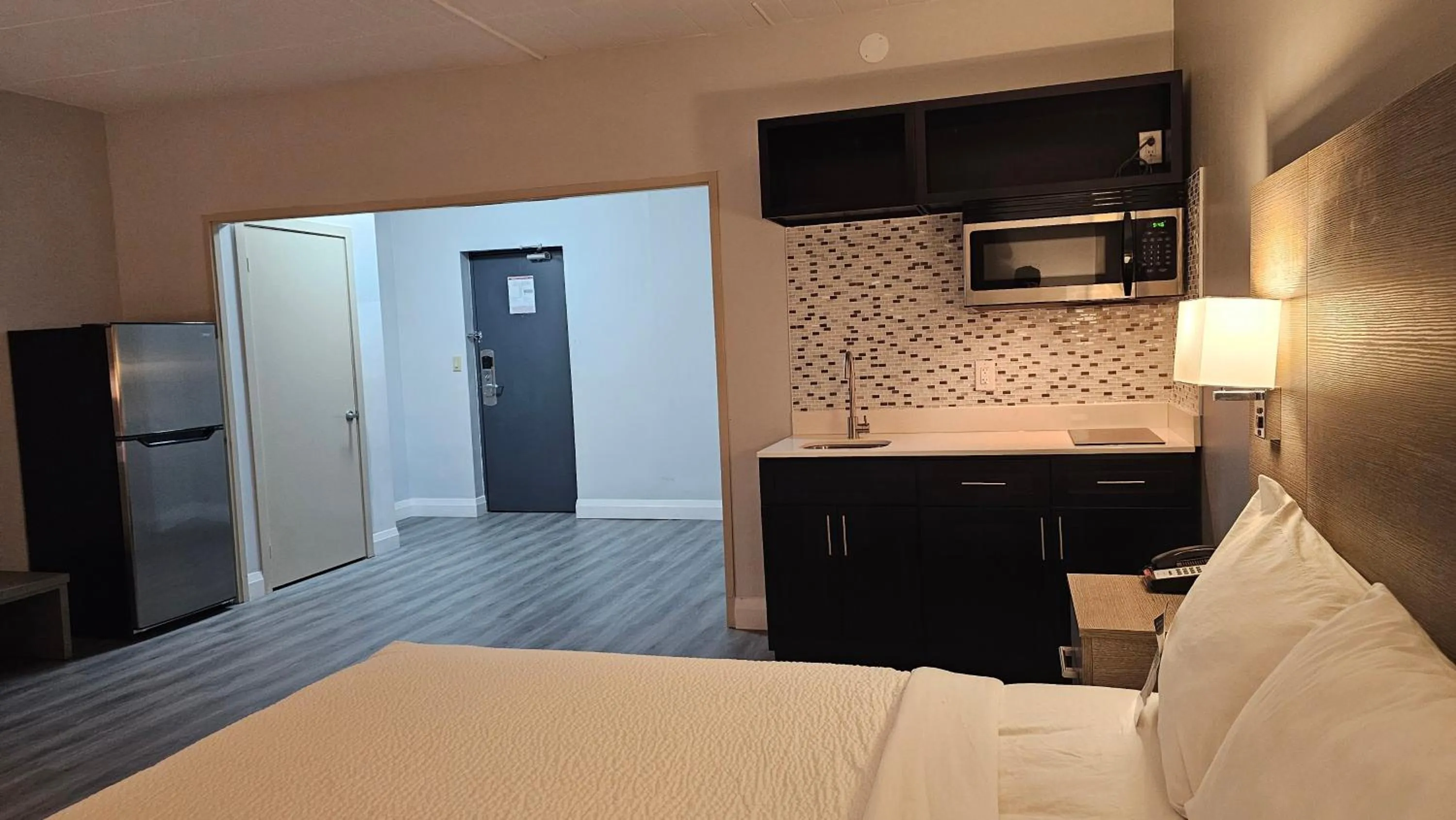 Kitchen or kitchenette, Bed in Motel 6 Sault Ste. Marie, ON