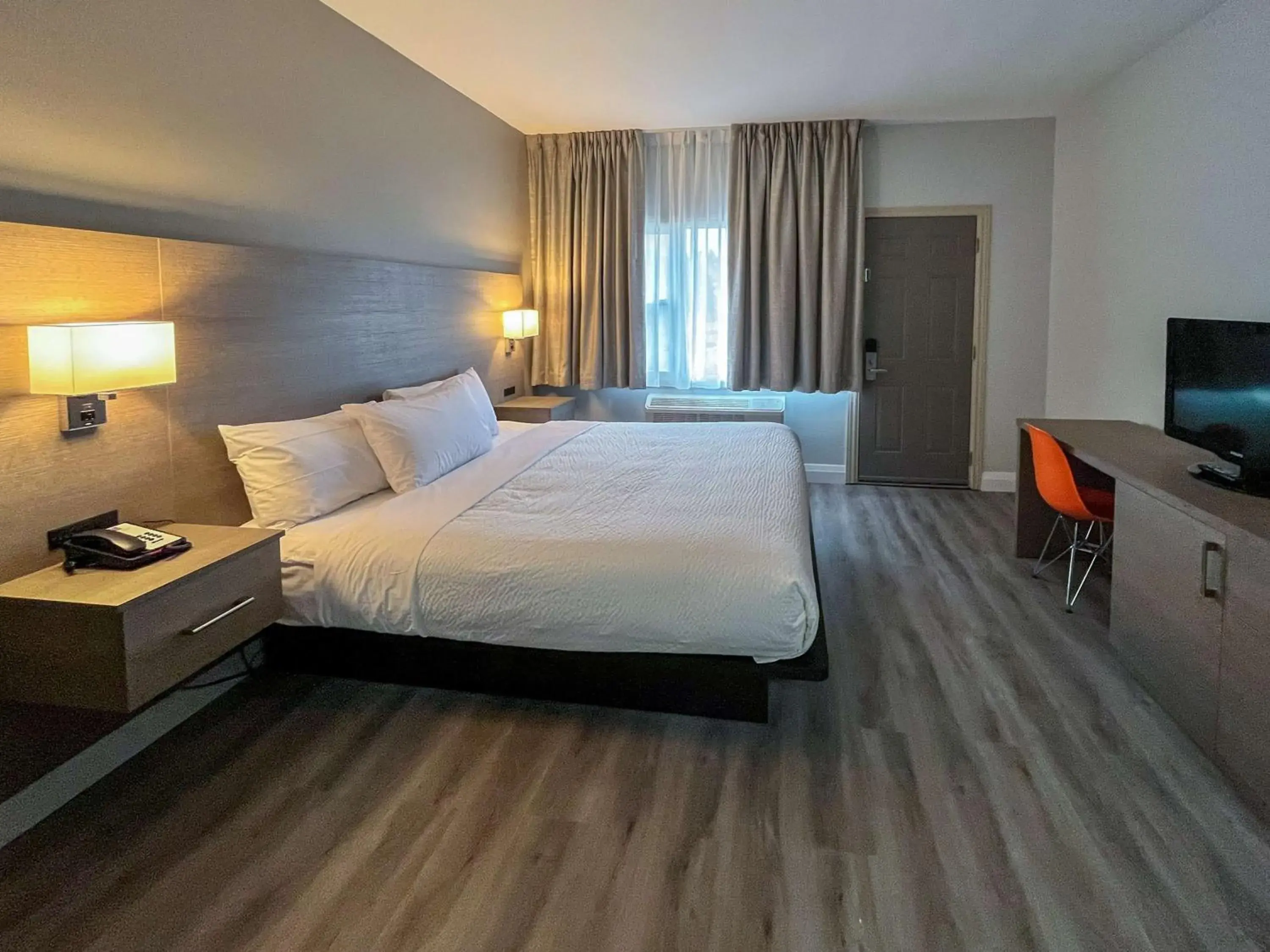 Deluxe King Room - Non-Smoking in Howard Johnson by Wyndham Sault Ste Marie ON Deluxe King Room - Non-Smoking in Howard Johnson by Wyndham Sault Ste Marie ON