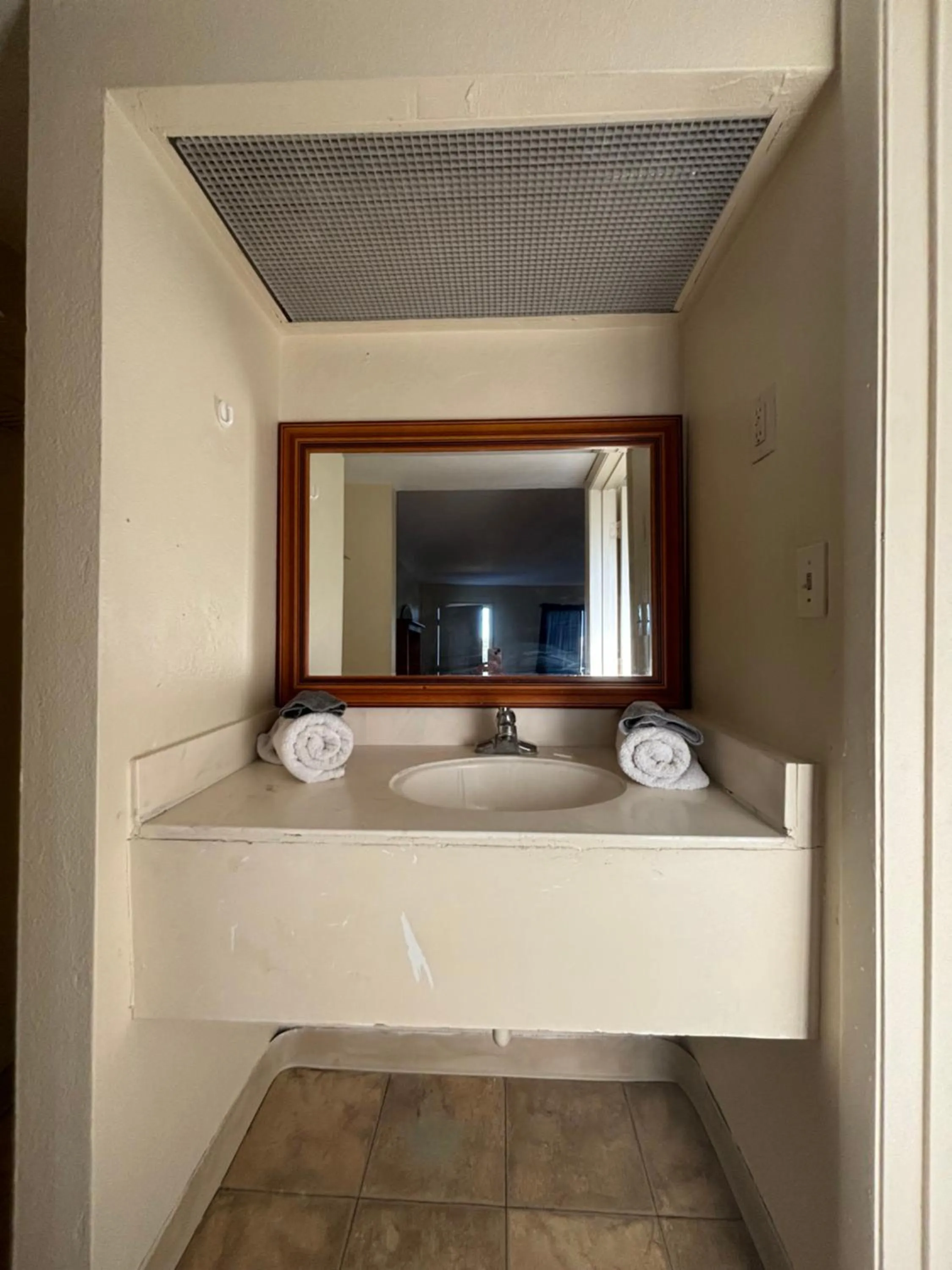 Bathroom, Bed in Jasmine Garden Inn - Lake City