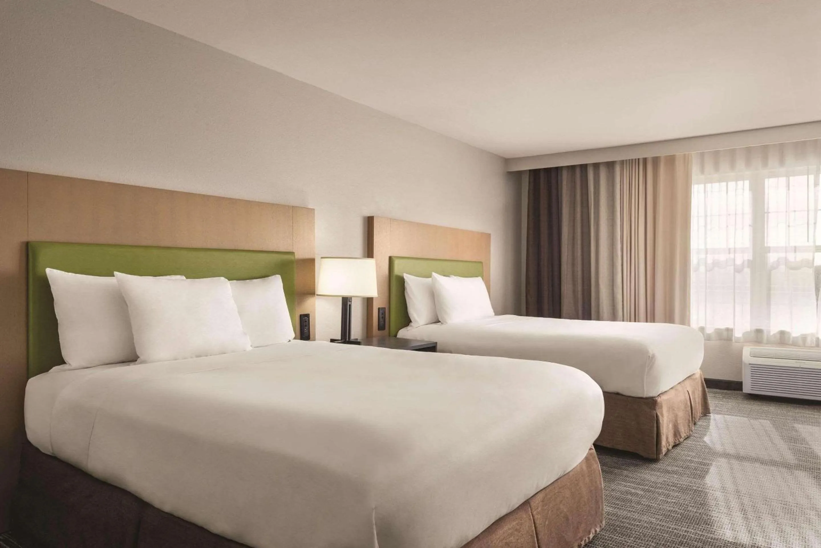 Bedroom, Bed in Country Inn & Suites by Radisson, Dubuque, IA