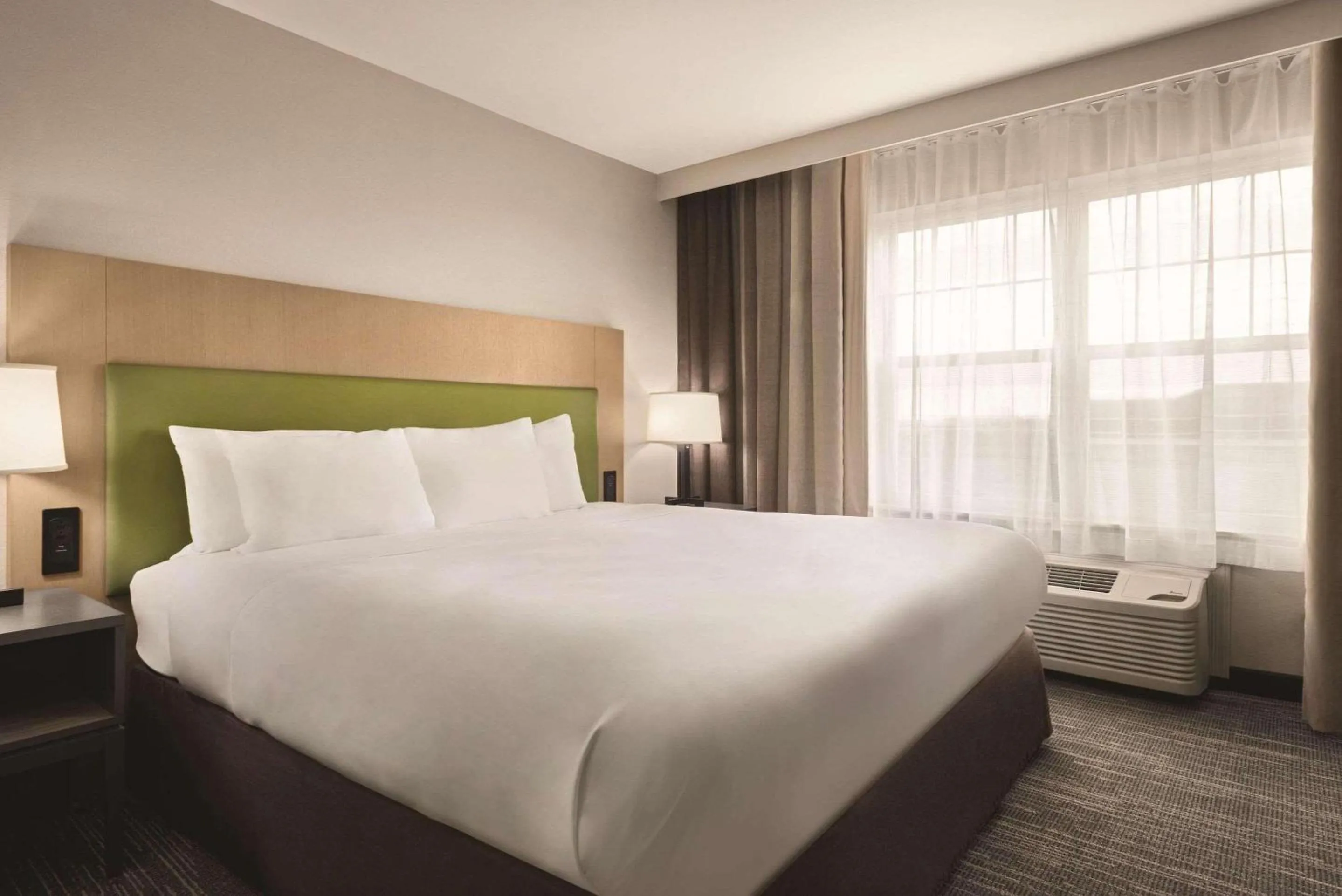 Bedroom, Bed in Country Inn & Suites by Radisson, Dubuque, IA