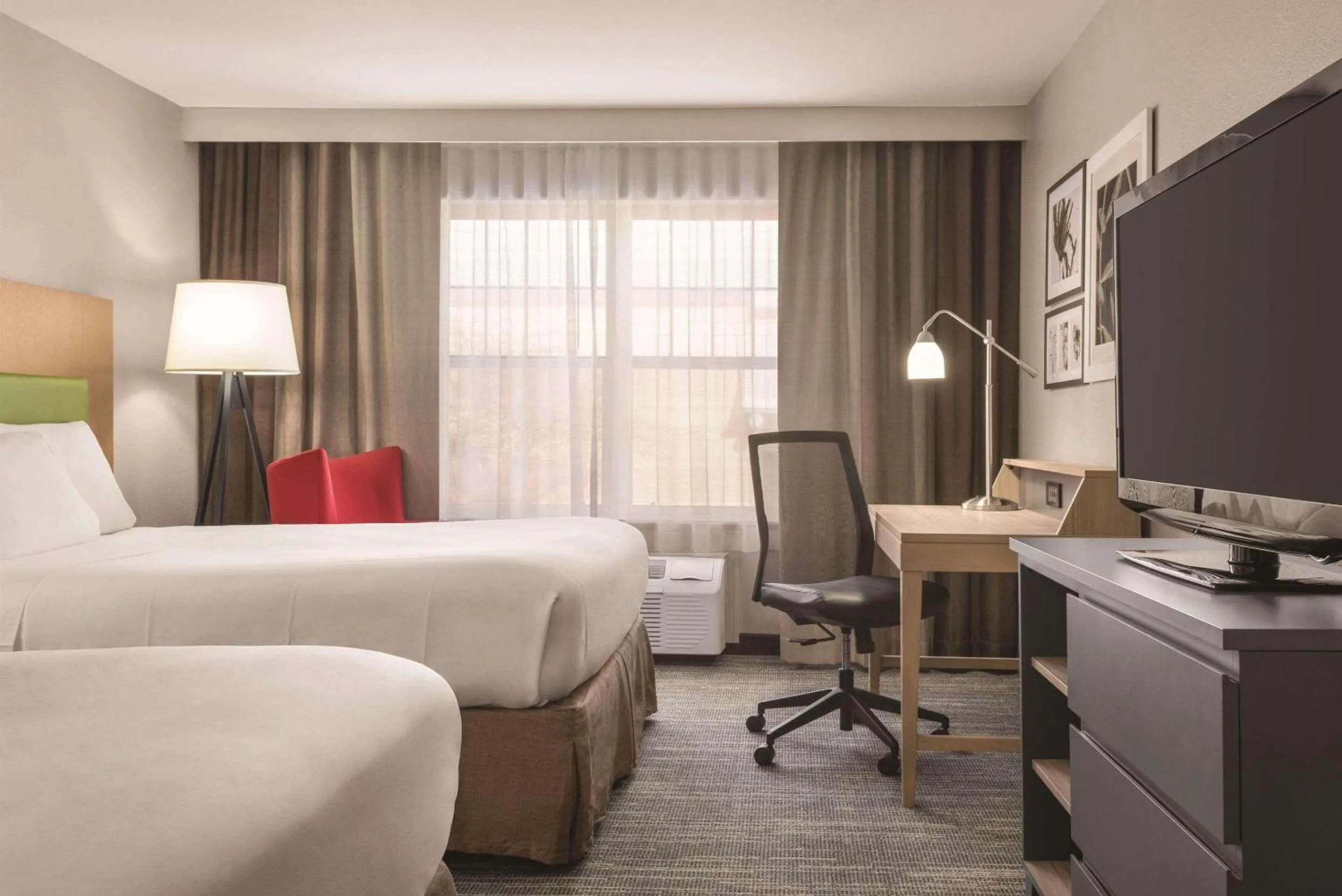 Bedroom, Bed in Country Inn & Suites by Radisson, Dubuque, IA