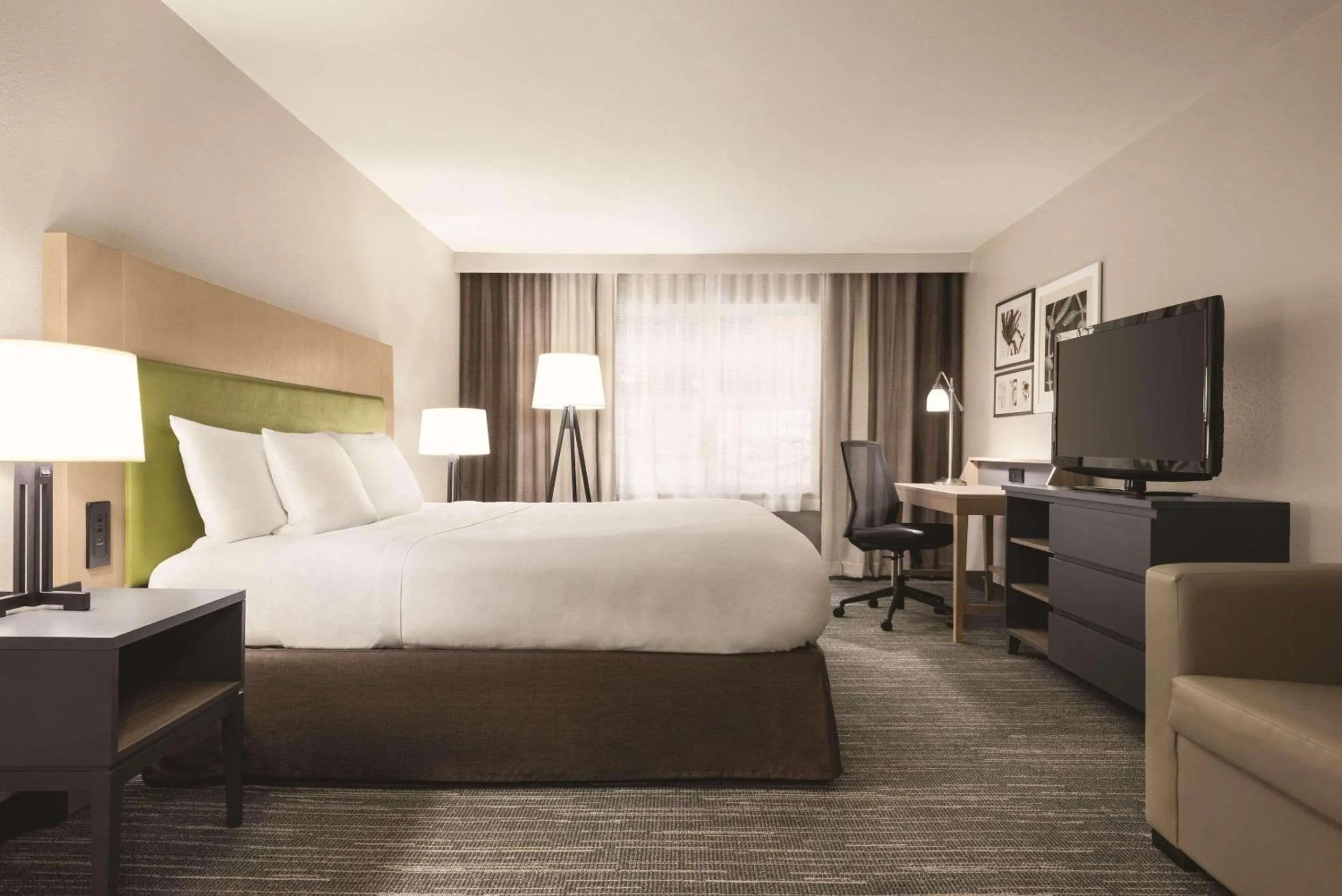 Bedroom, Bed in Country Inn & Suites by Radisson, Dubuque, IA