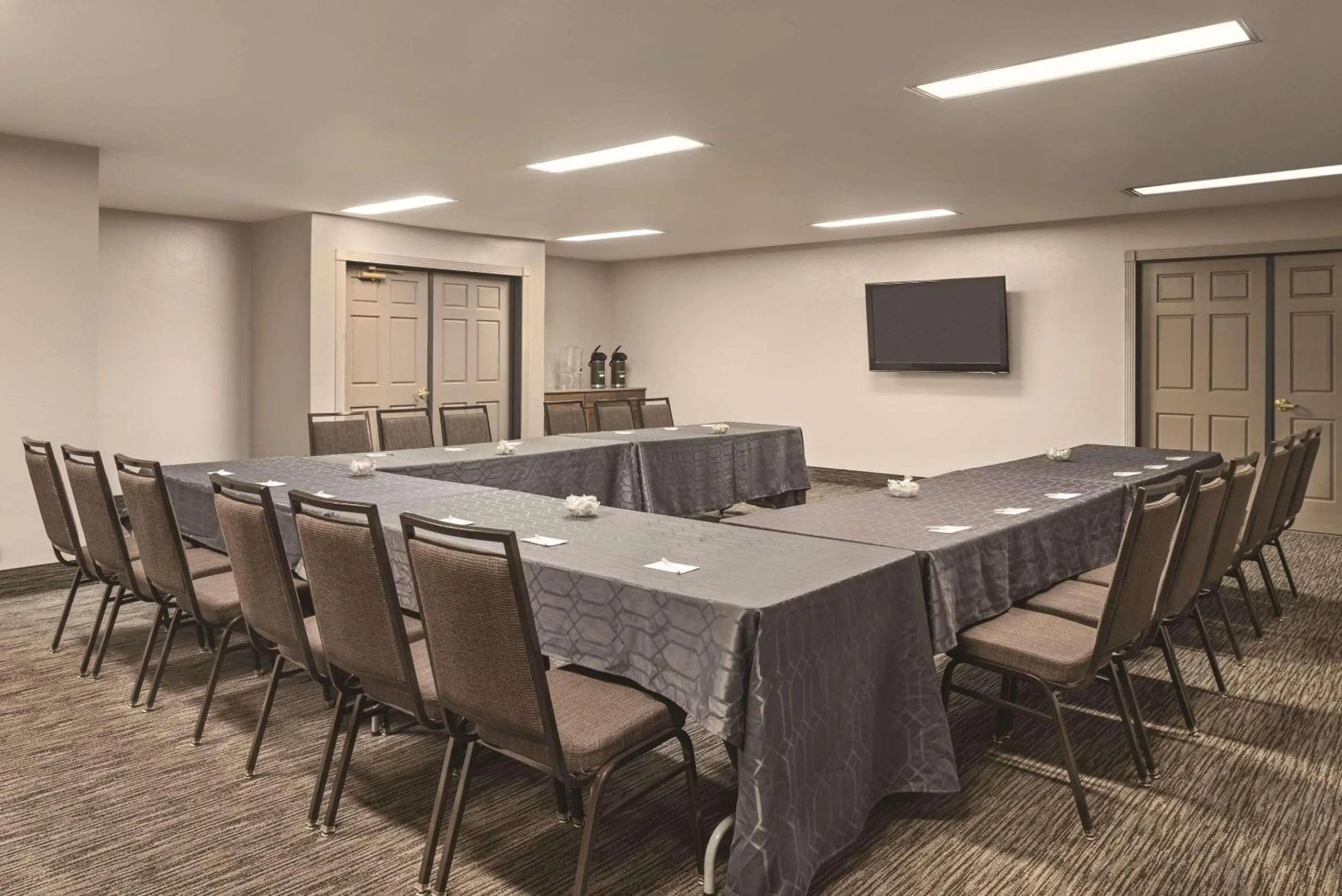 Meeting/conference room in Country Inn & Suites by Radisson, Dubuque, IA