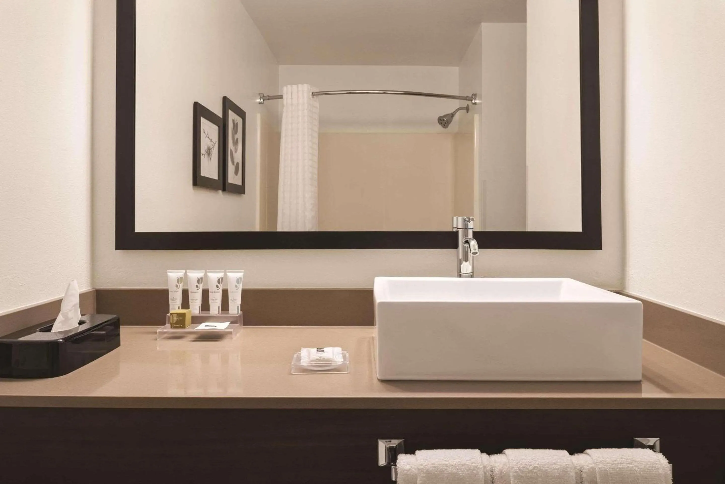 Bedroom in Country Inn & Suites by Radisson, Dubuque, IA