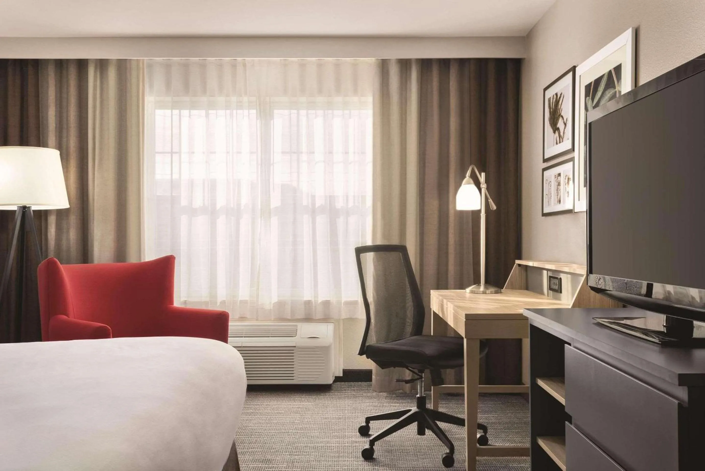 Bedroom, Bed in Country Inn & Suites by Radisson, Dubuque, IA