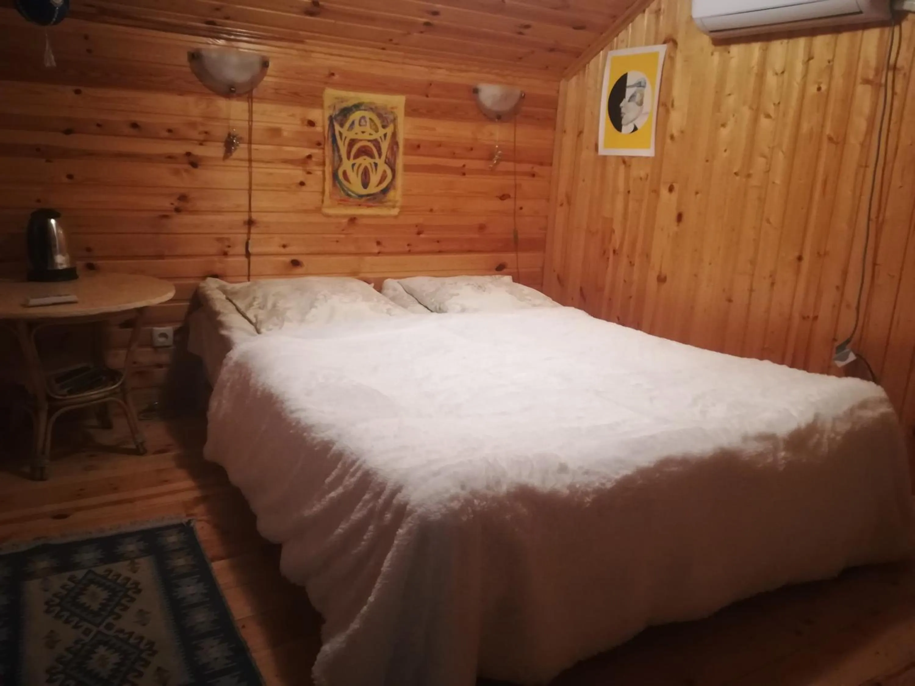 Photo of the whole room, Bed in Three Gracia