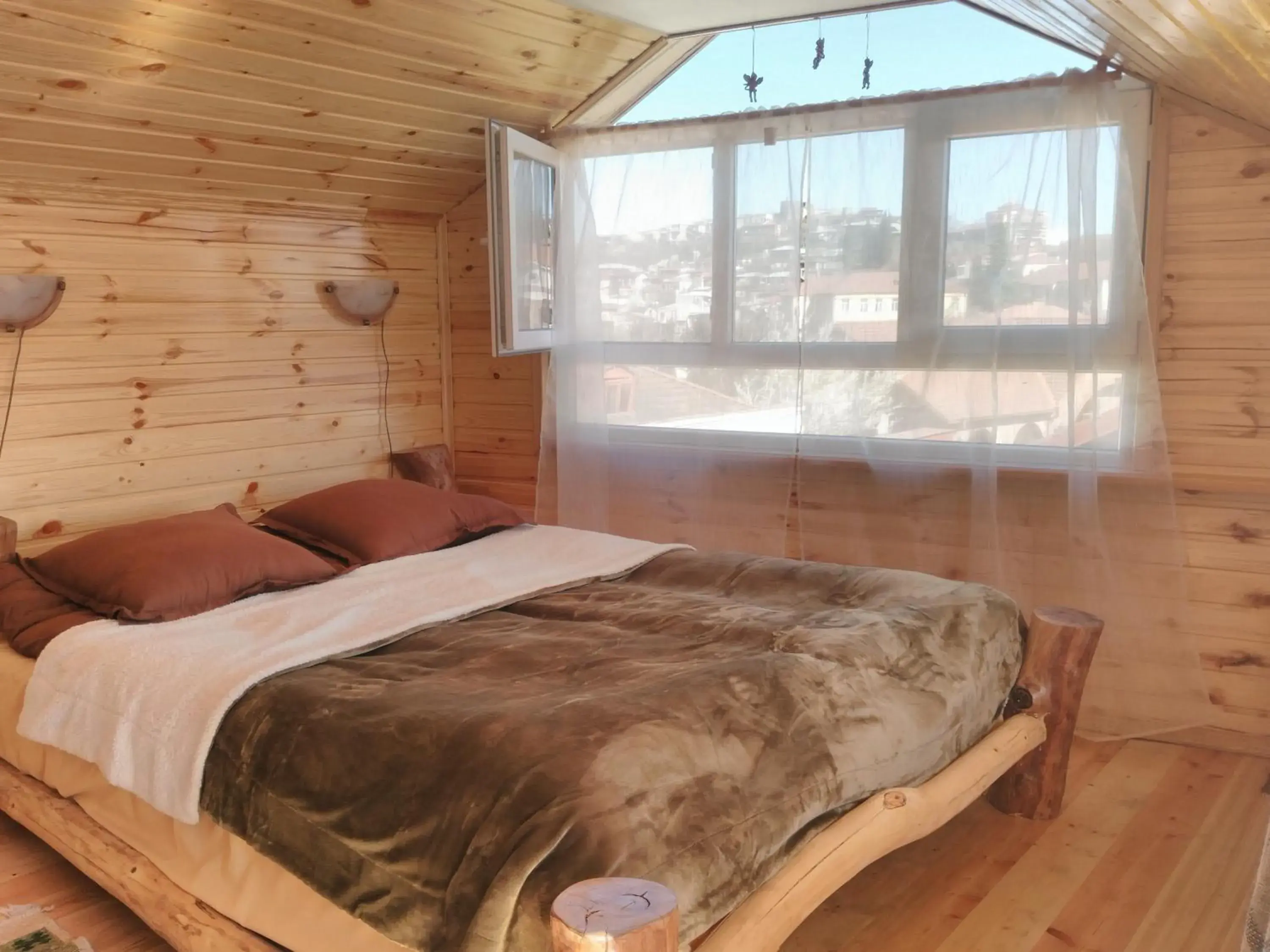 Three Gracia Three Gracia