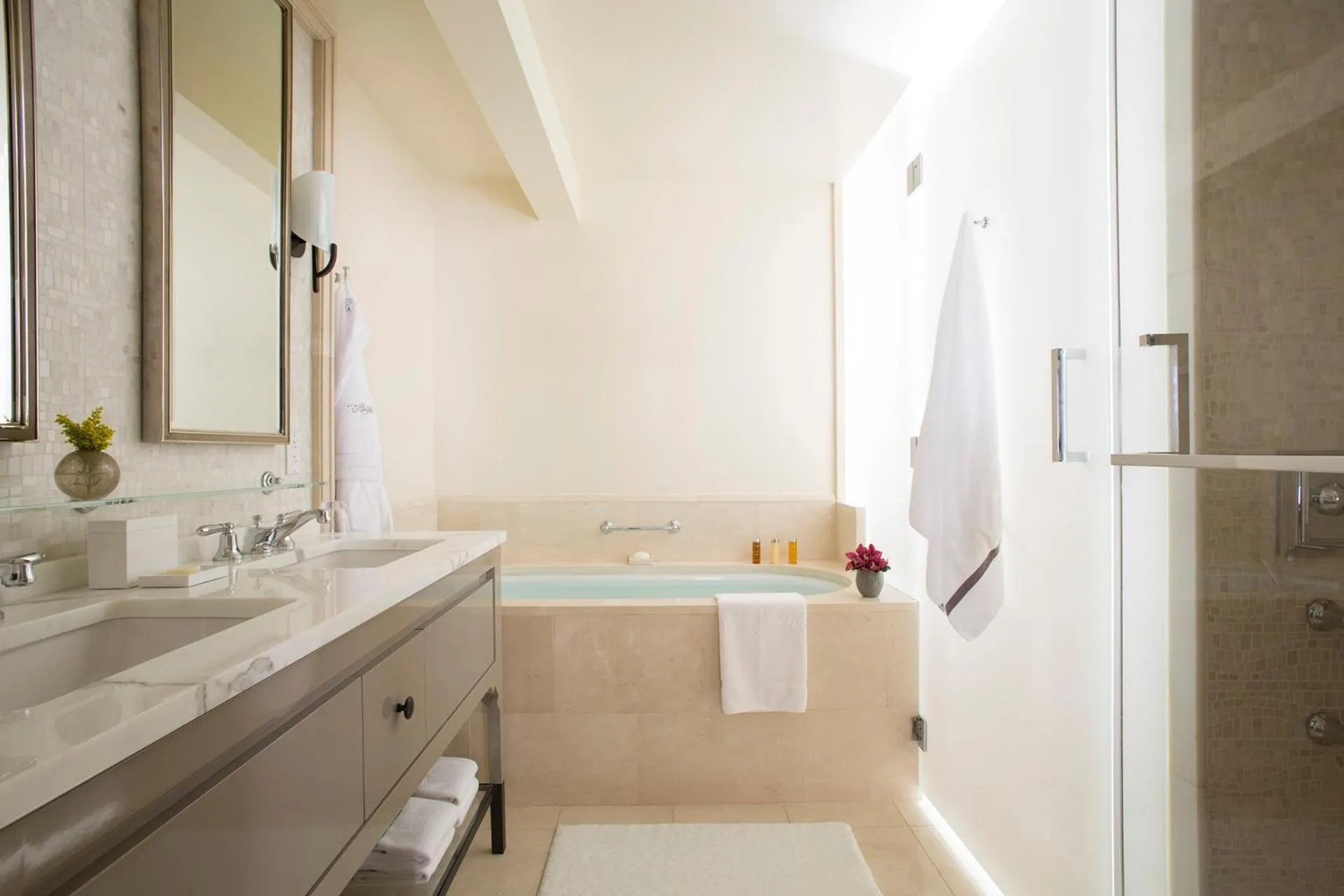 Bathroom in Hotel Bel-Air - Dorchester Collection