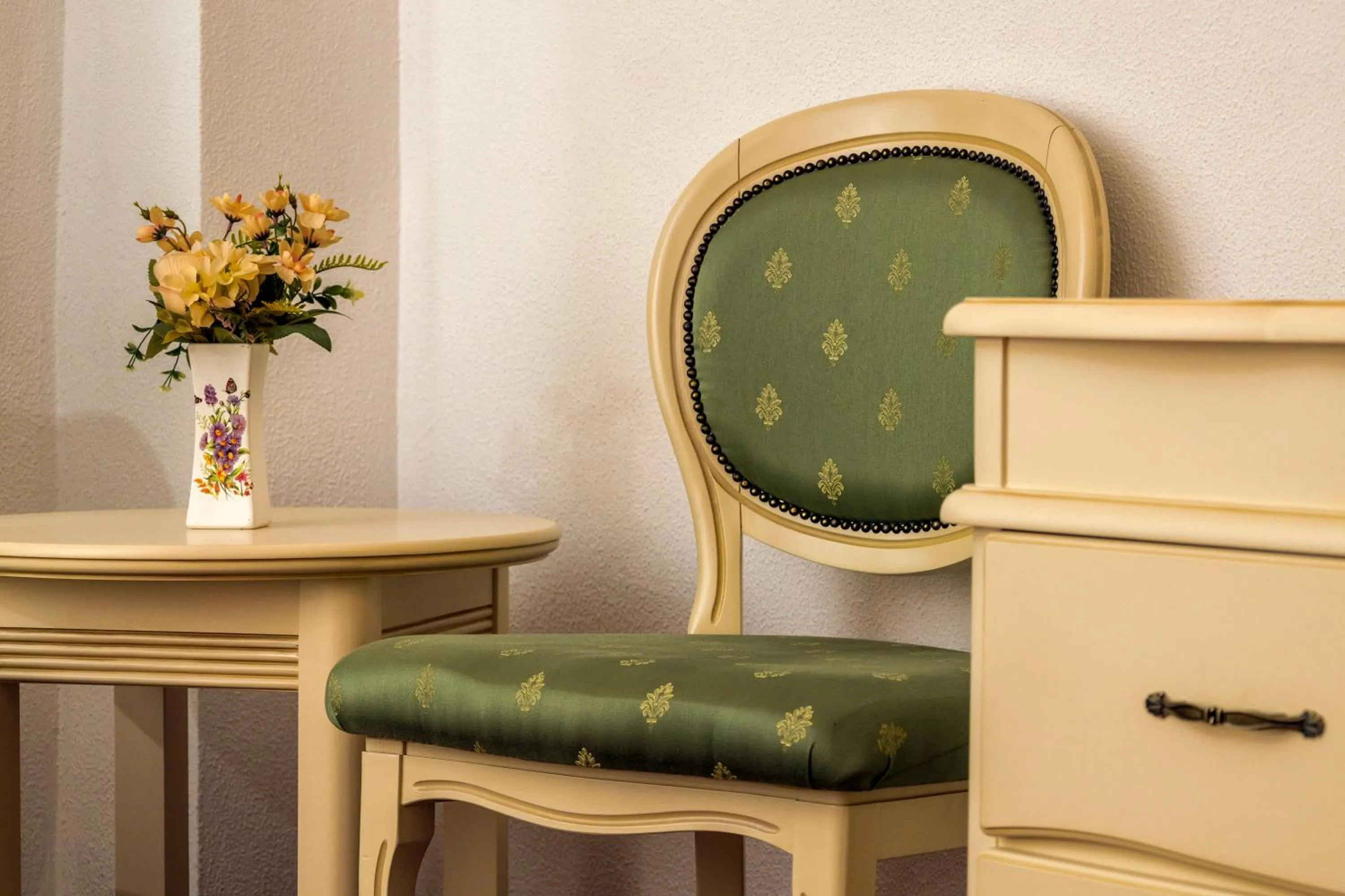 Seating area in Hotel Cornul Vanatorului