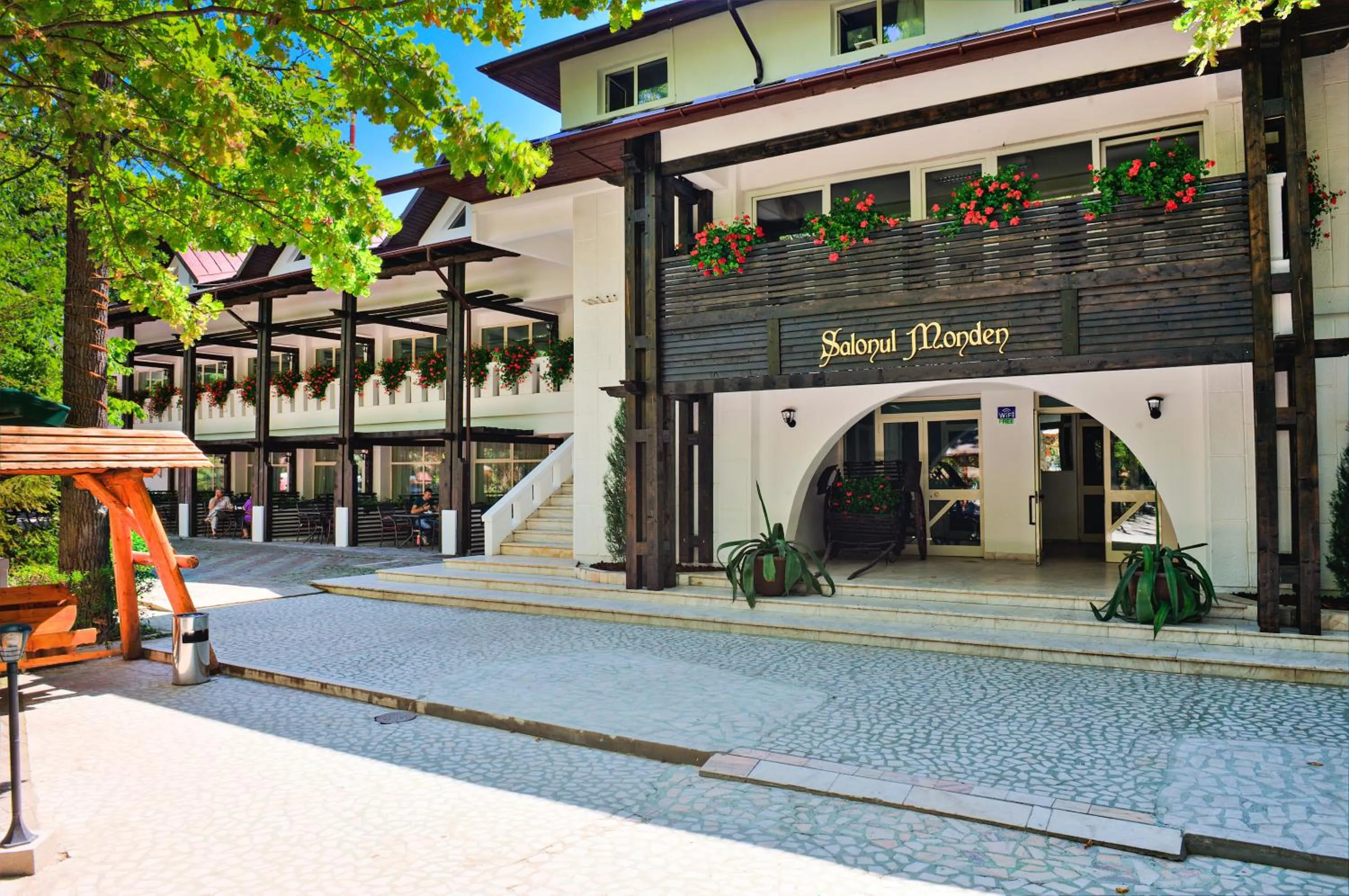 Restaurant/places to eat in Hotel Cornul Vanatorului