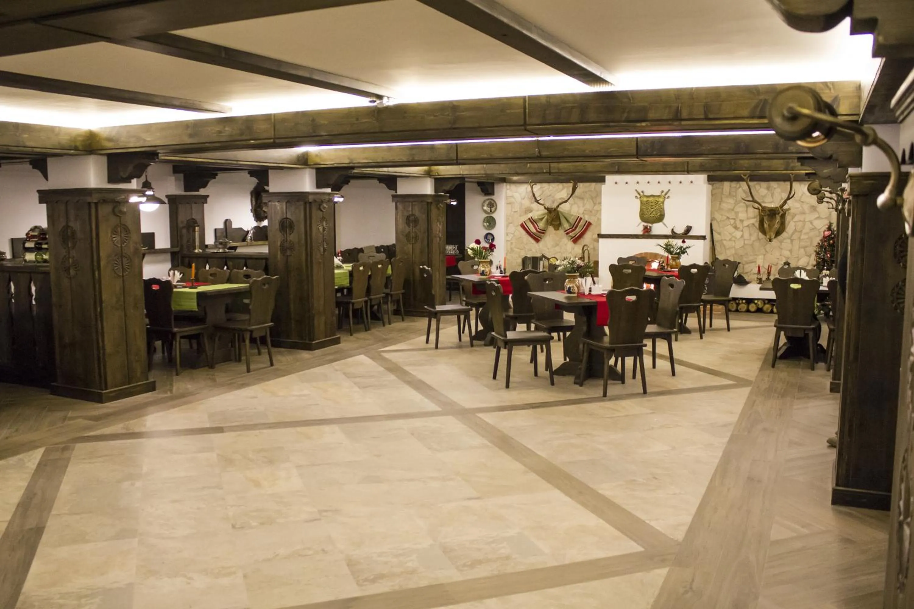 Restaurant/places to eat in Hotel Cornul Vanatorului