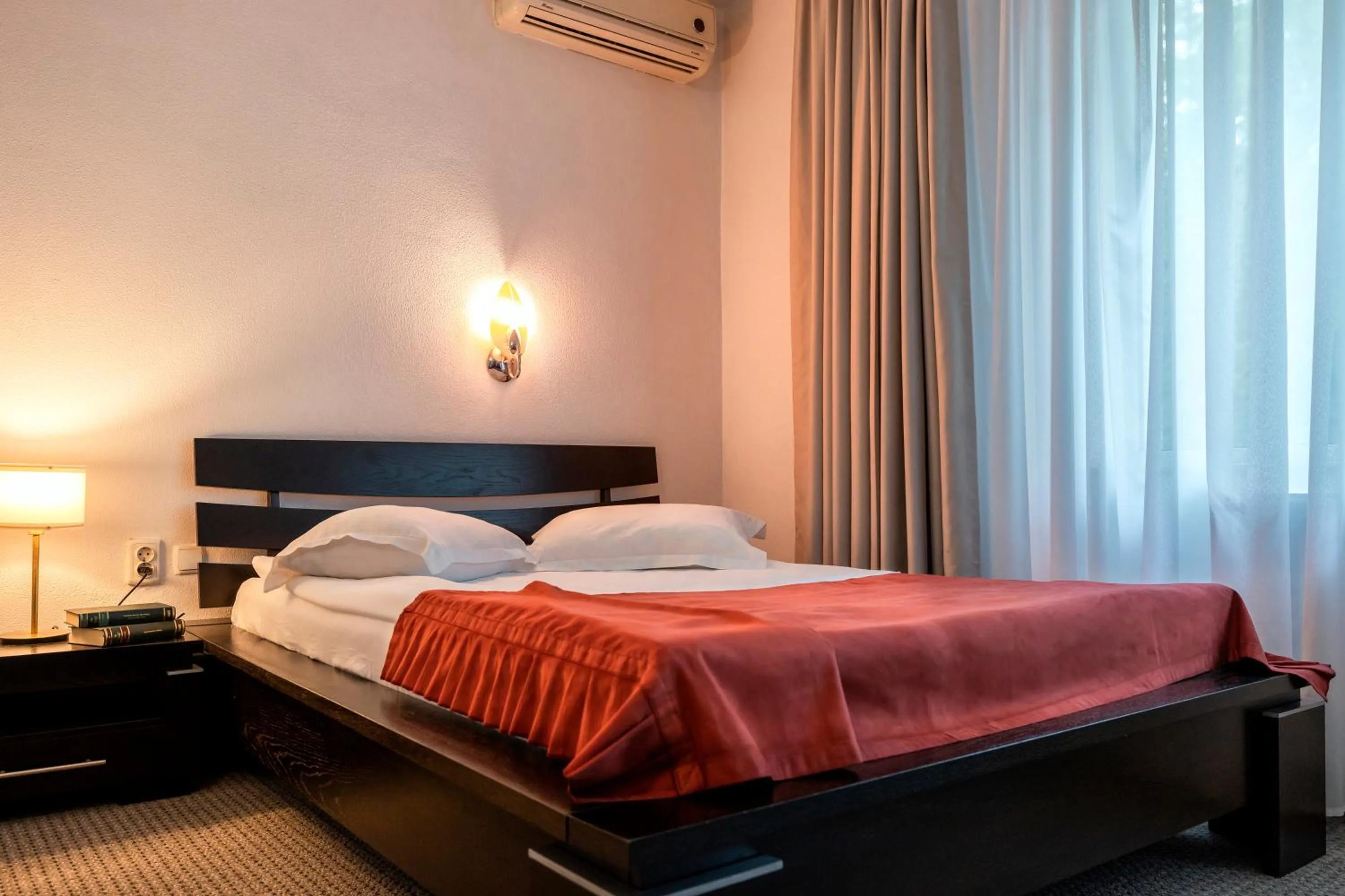 Bed in Hotel Cornul Vanatorului