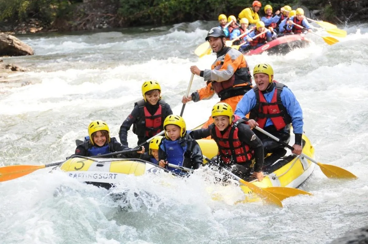 People in Apartamentos Pessets Adelaida