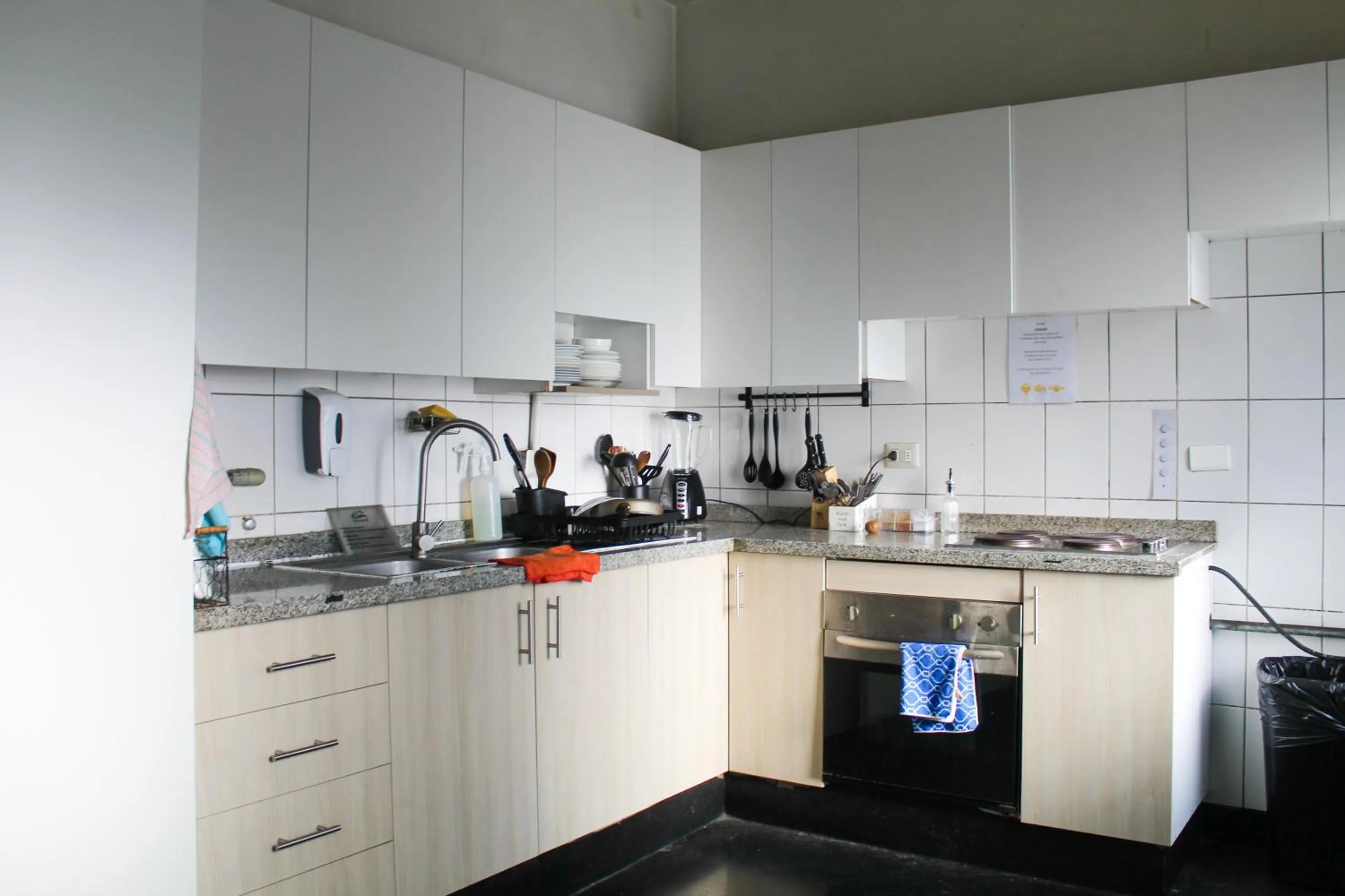 Communal kitchen in Hostel Boutique Merced 88