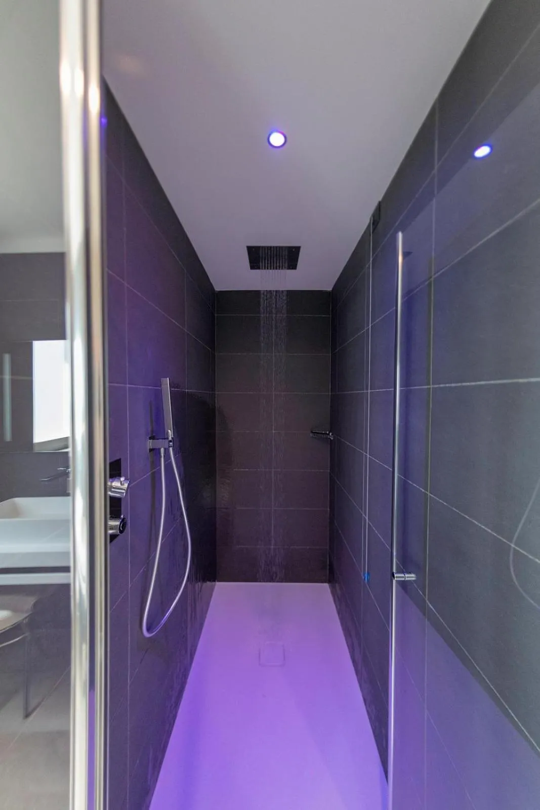 Shower in Aurora ApartHotel