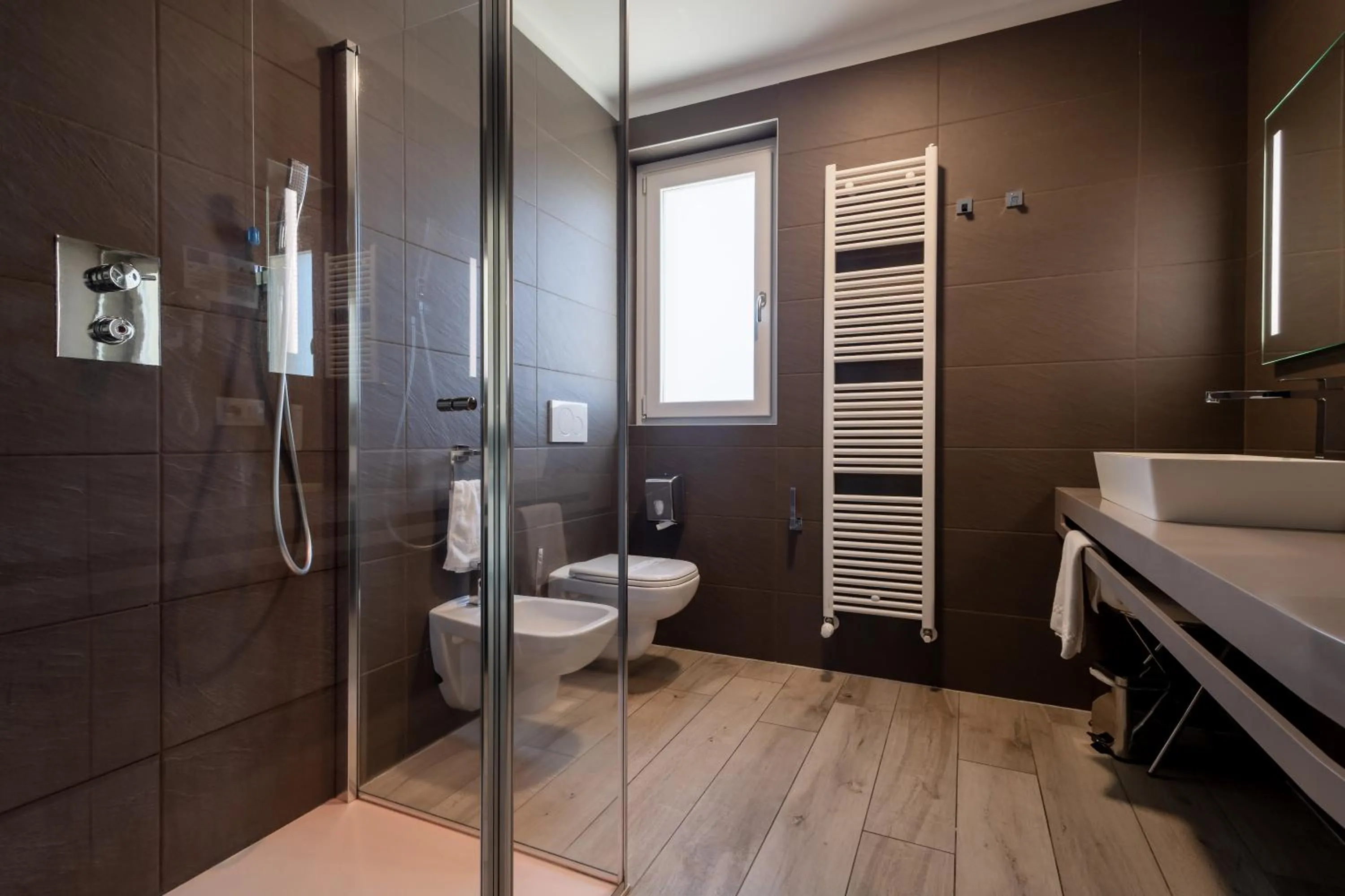 Shower in Aurora ApartHotel