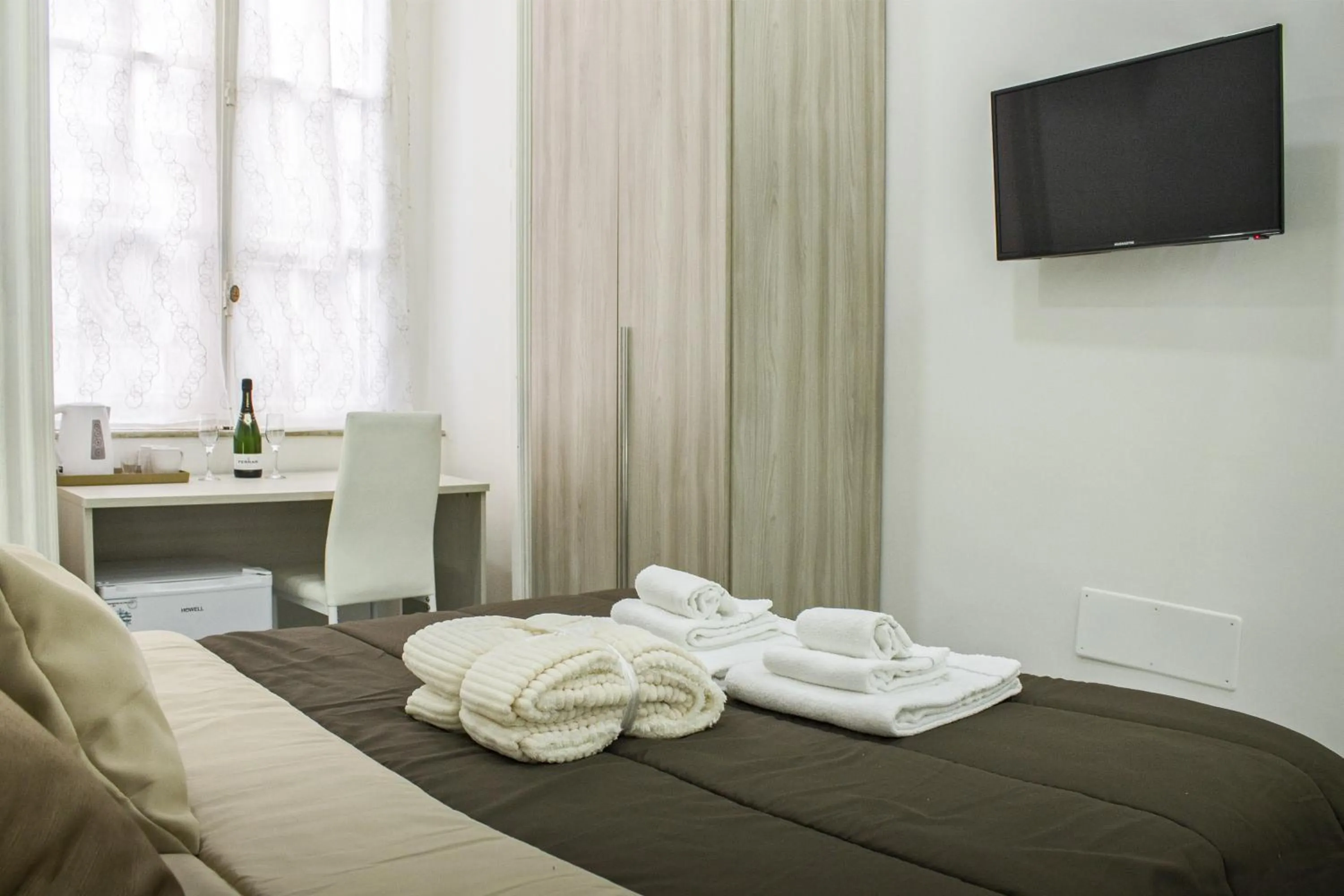 Photo of the whole room, Bed in Amare Napoli