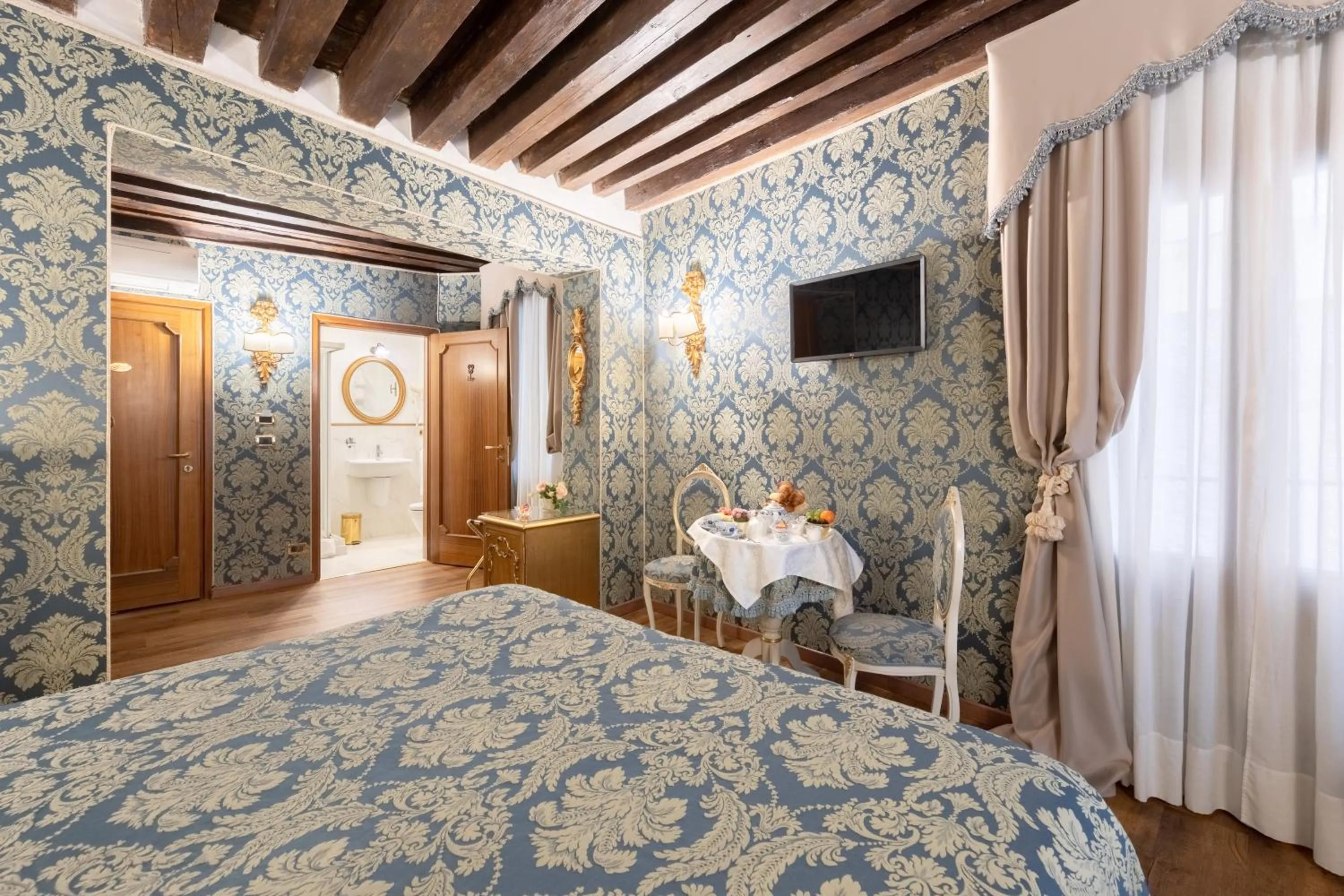 Photo of the whole room, Bed in Residenza La Loggia