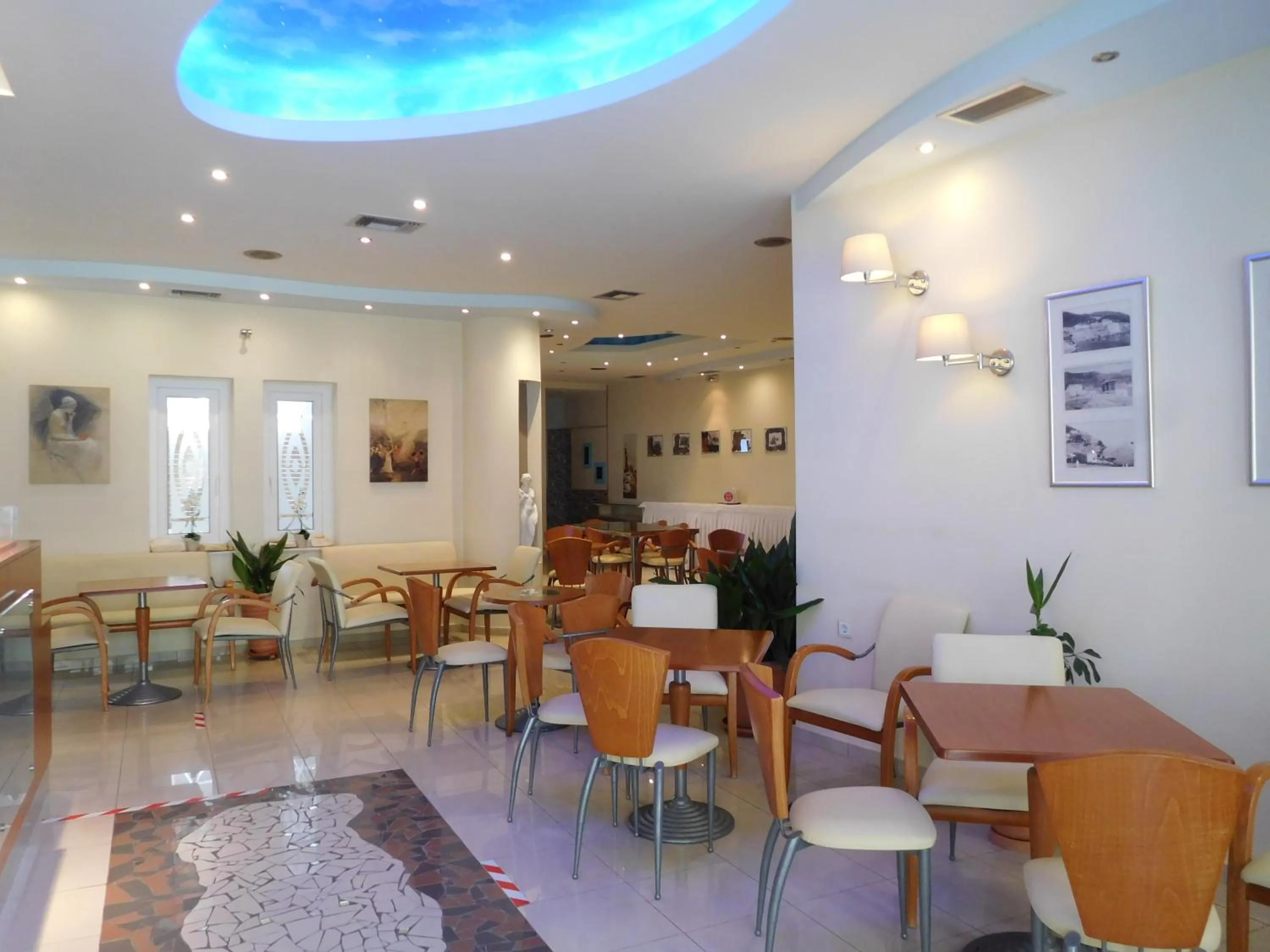 Restaurant/places to eat in Efstratios Hotel