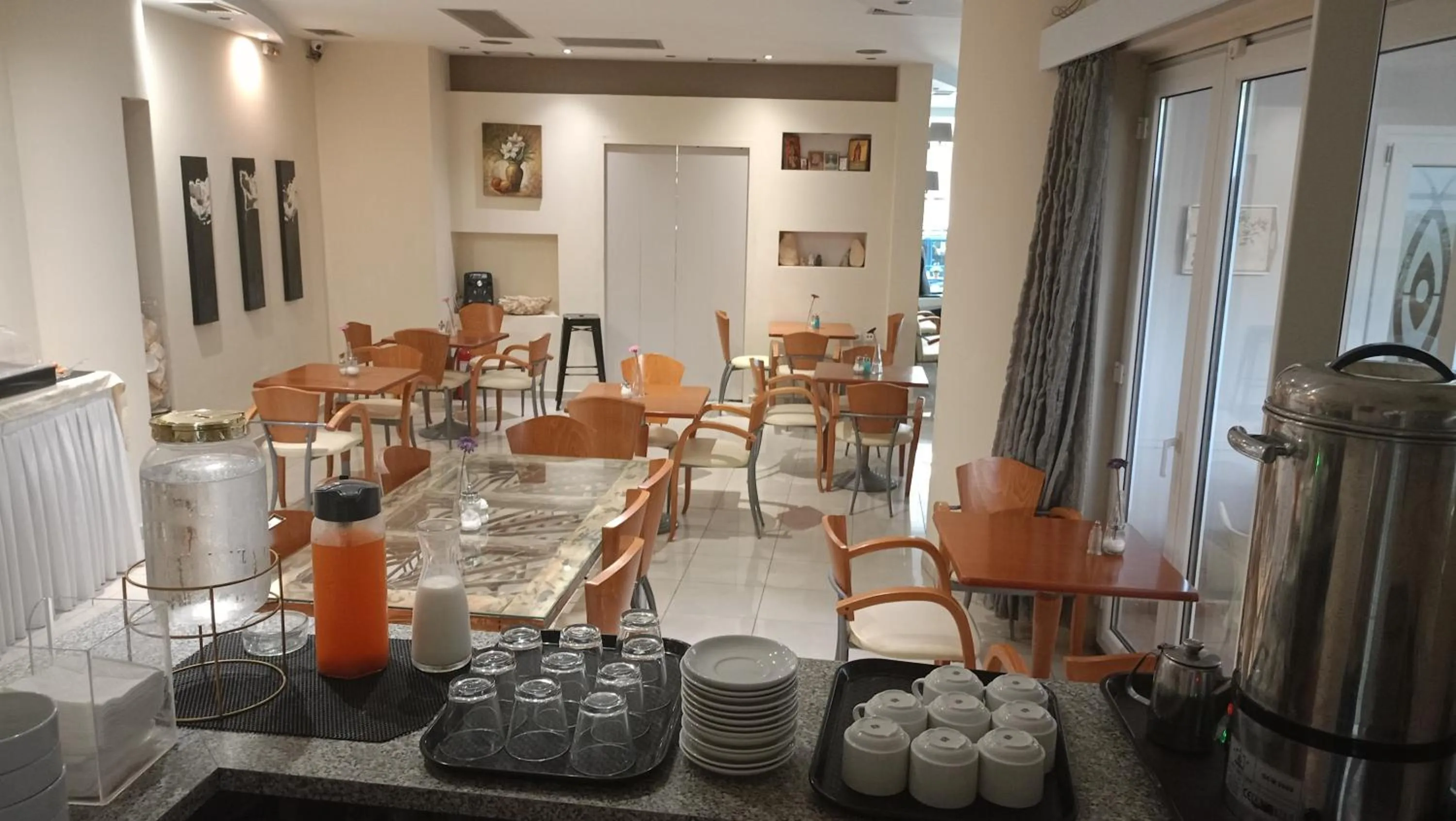 Restaurant/places to eat in Efstratios Hotel