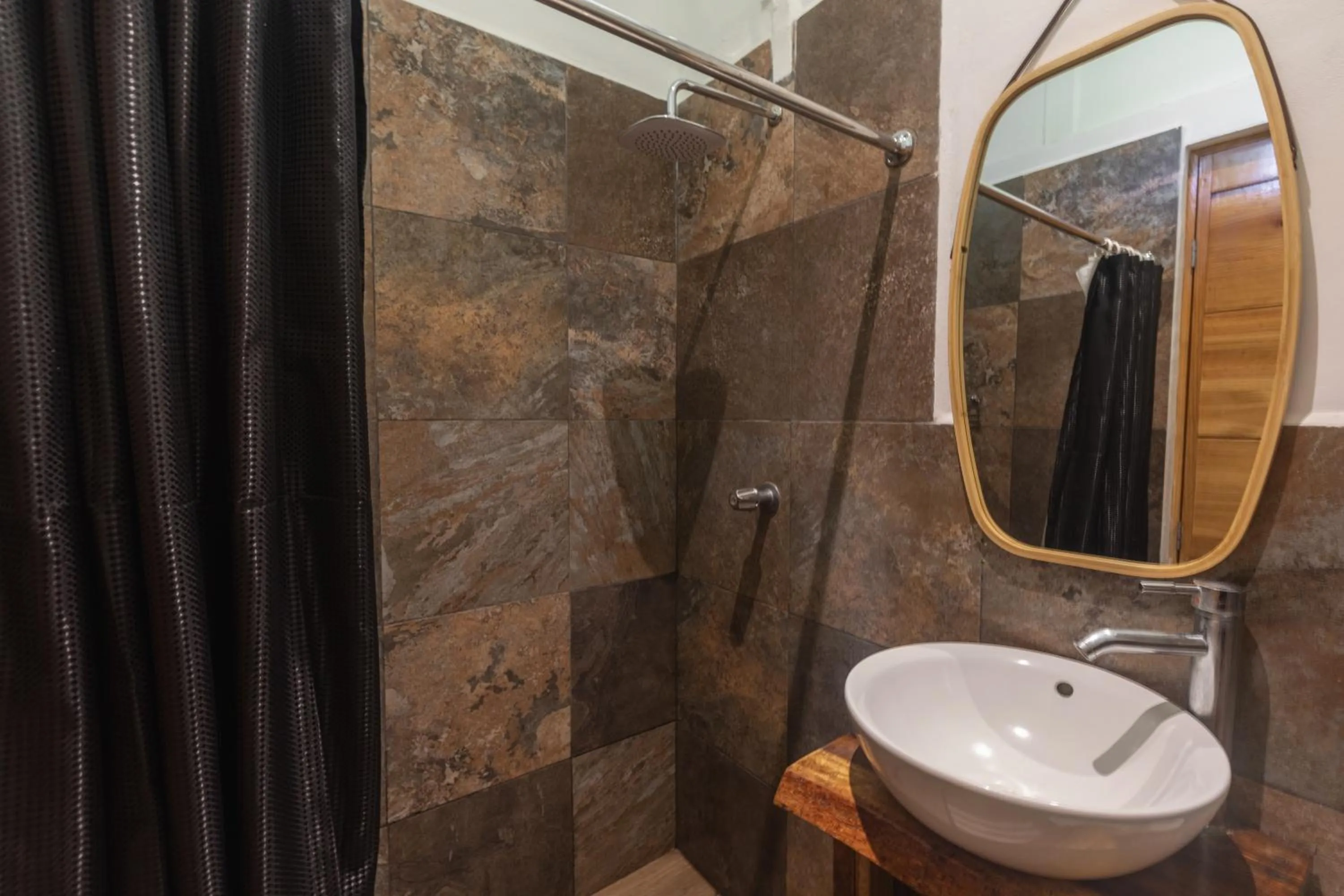 Shower in Hotel Michanti