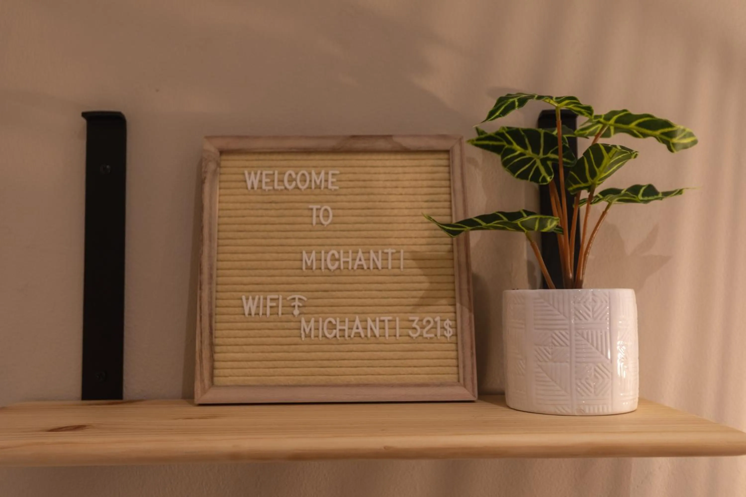 Text overlay in Hotel Michanti