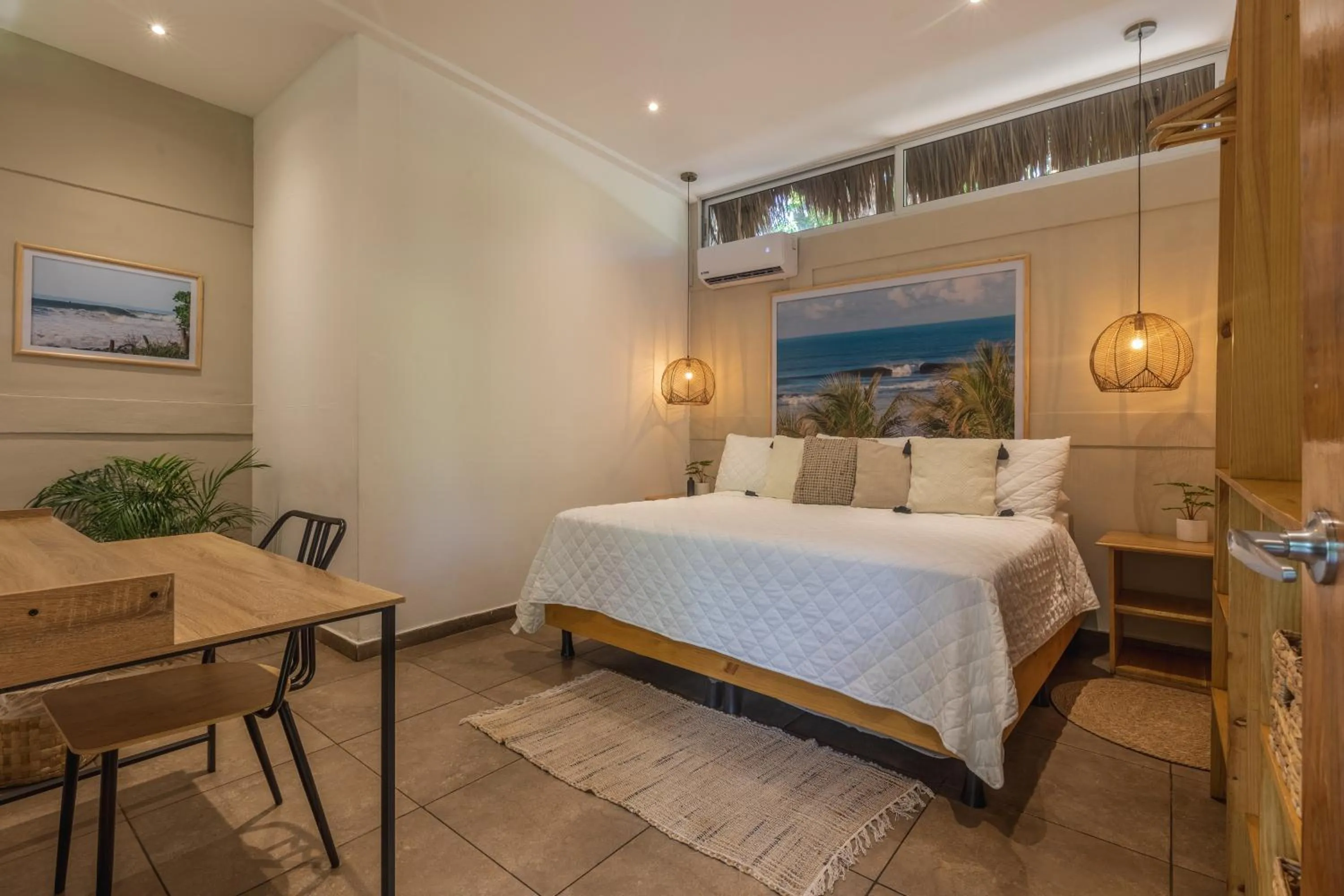 Text overlay, Bed in Hotel Michanti