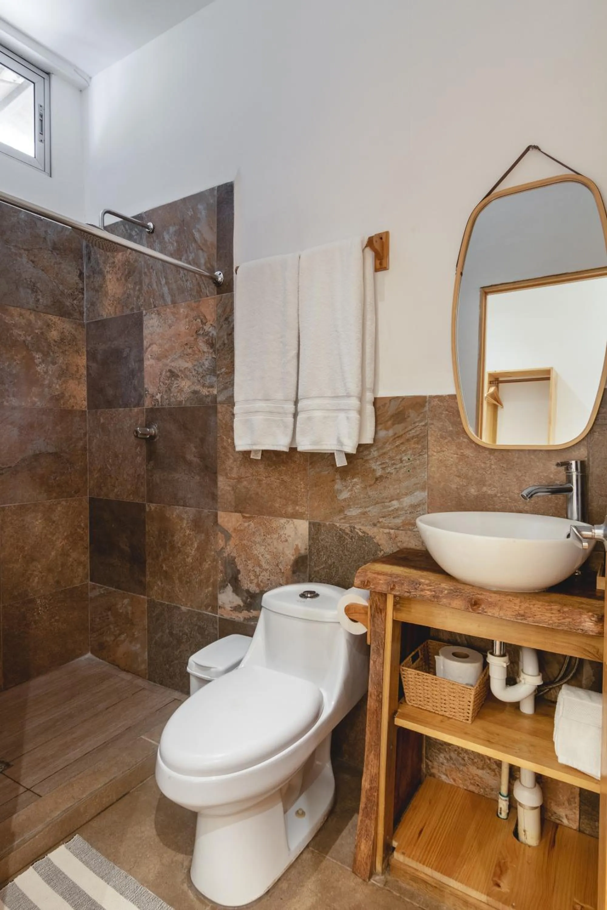 Shower in Hotel Michanti