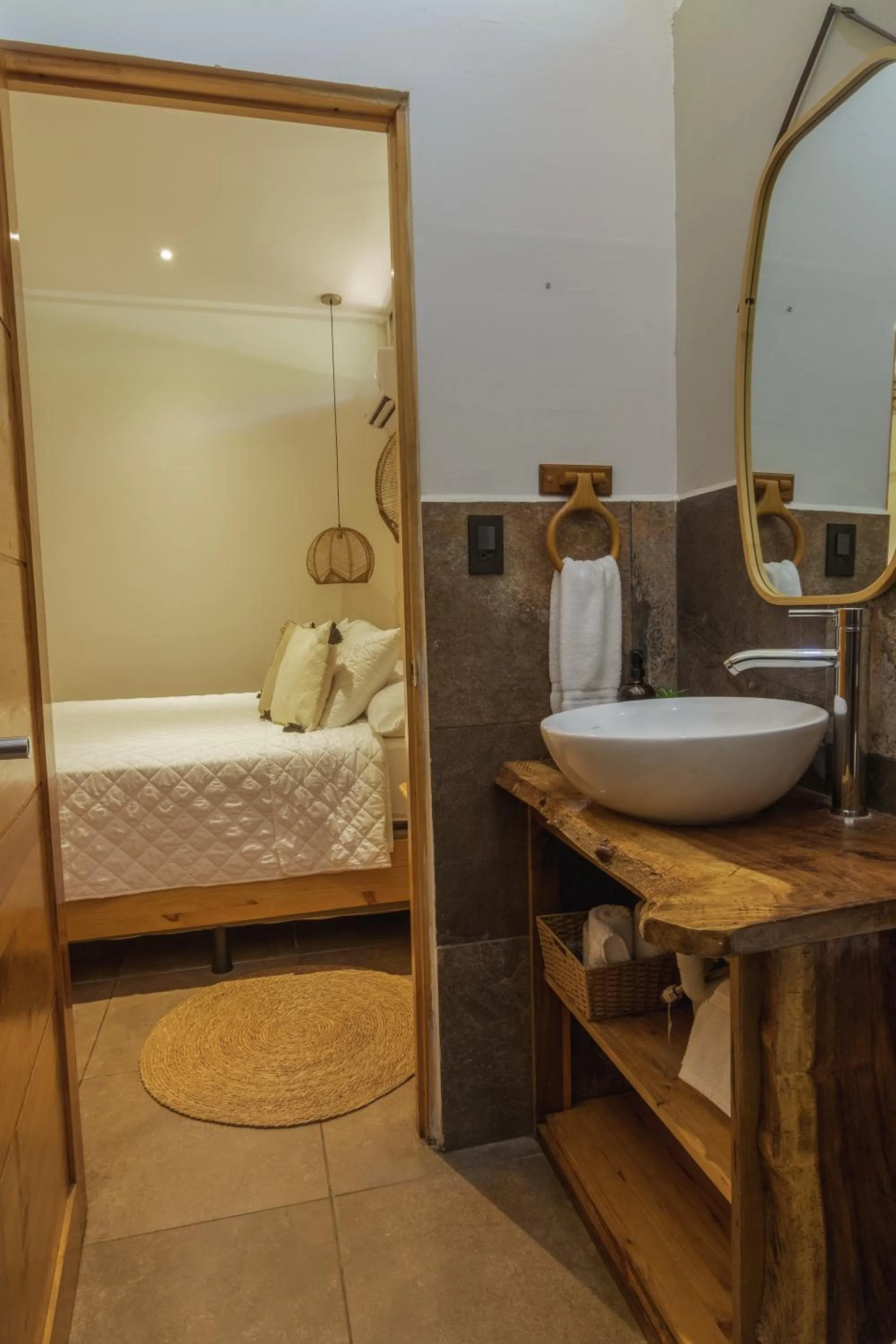 Bathroom, Bed in Hotel Michanti