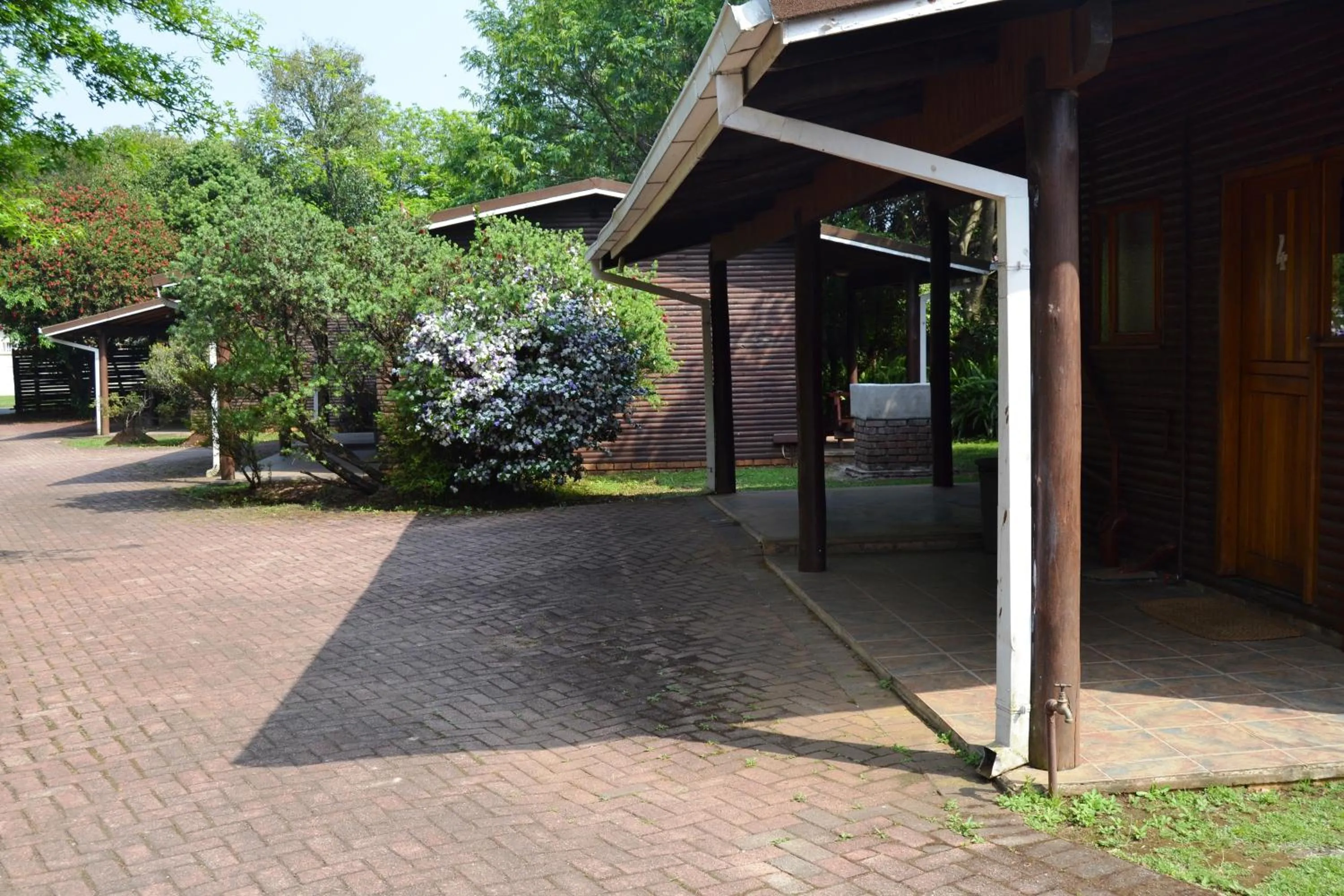 Facade/entrance in Log Cabin & Settlers Village