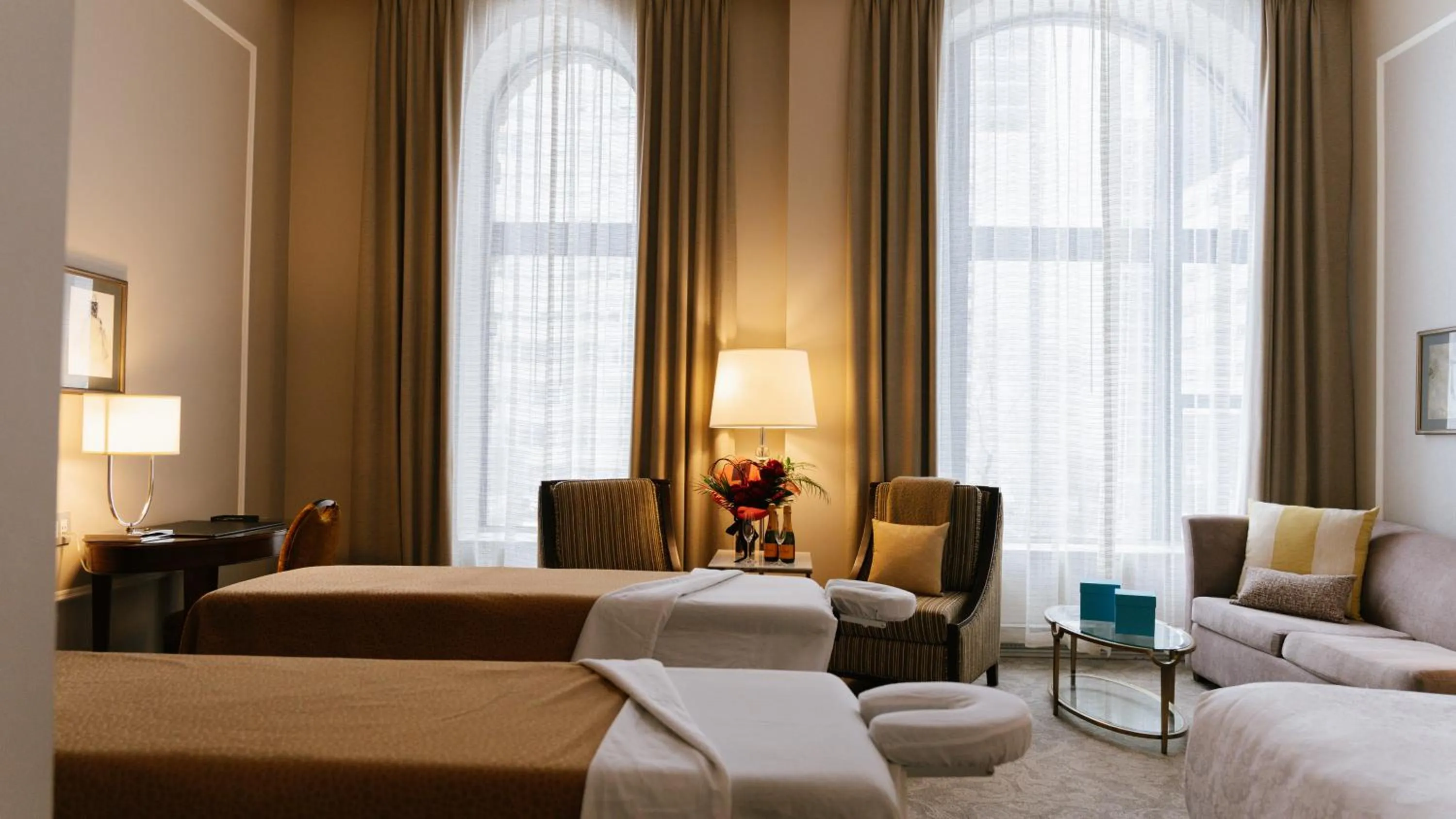 Massage, Bed in Hôtel Birks Montréal