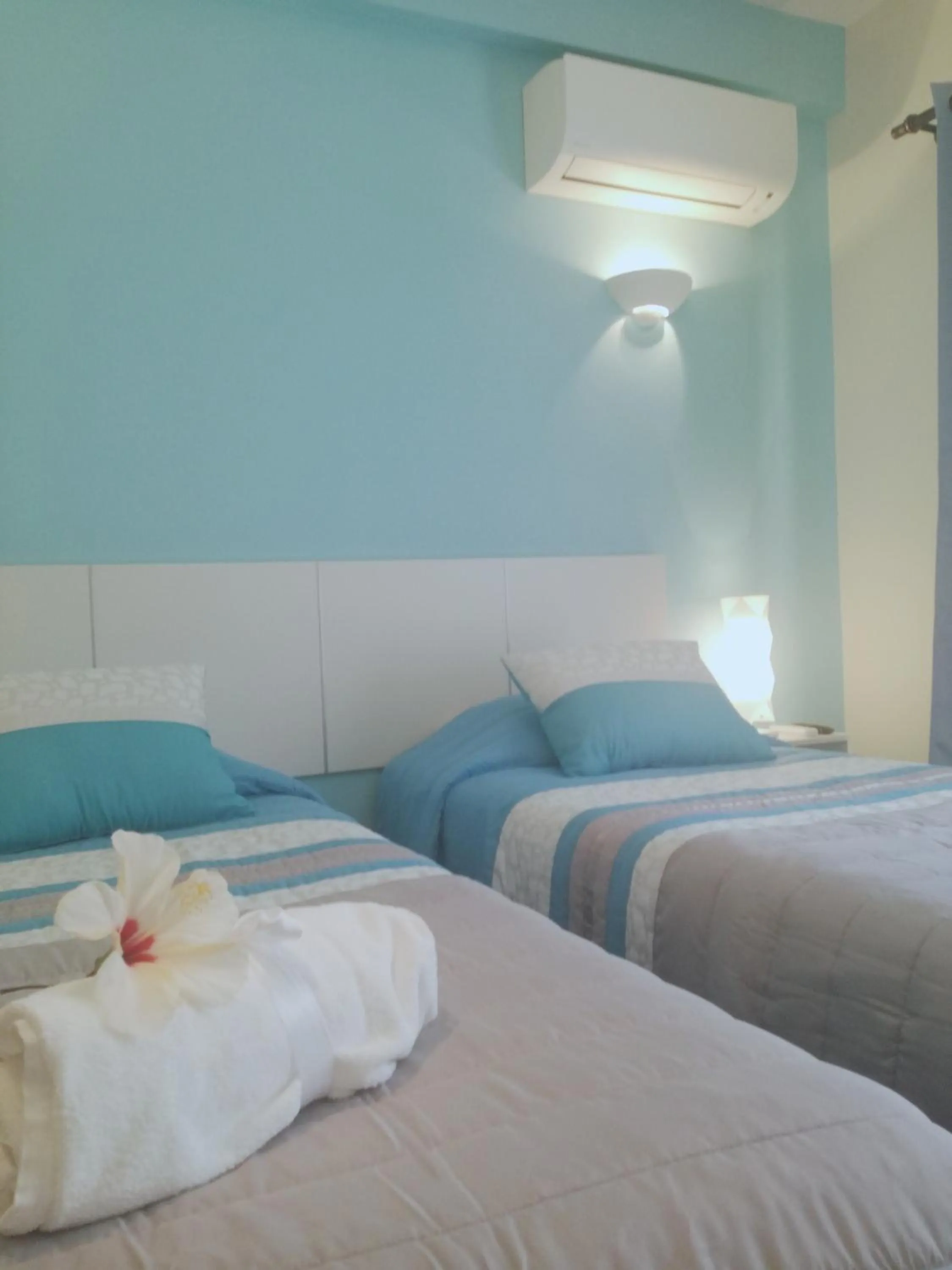 Communal lounge/ TV room, Bed in Sensations Guesthouse