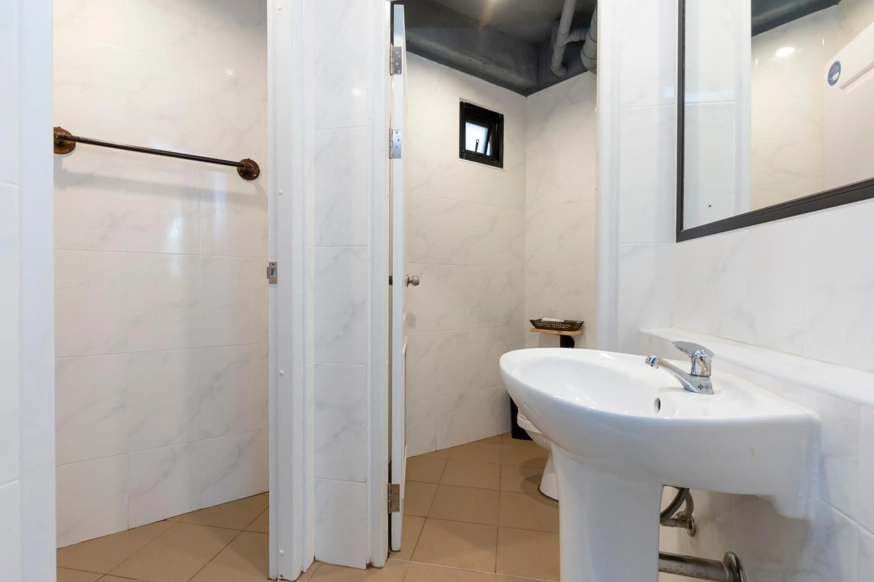 Toilet in Rest24 Residence