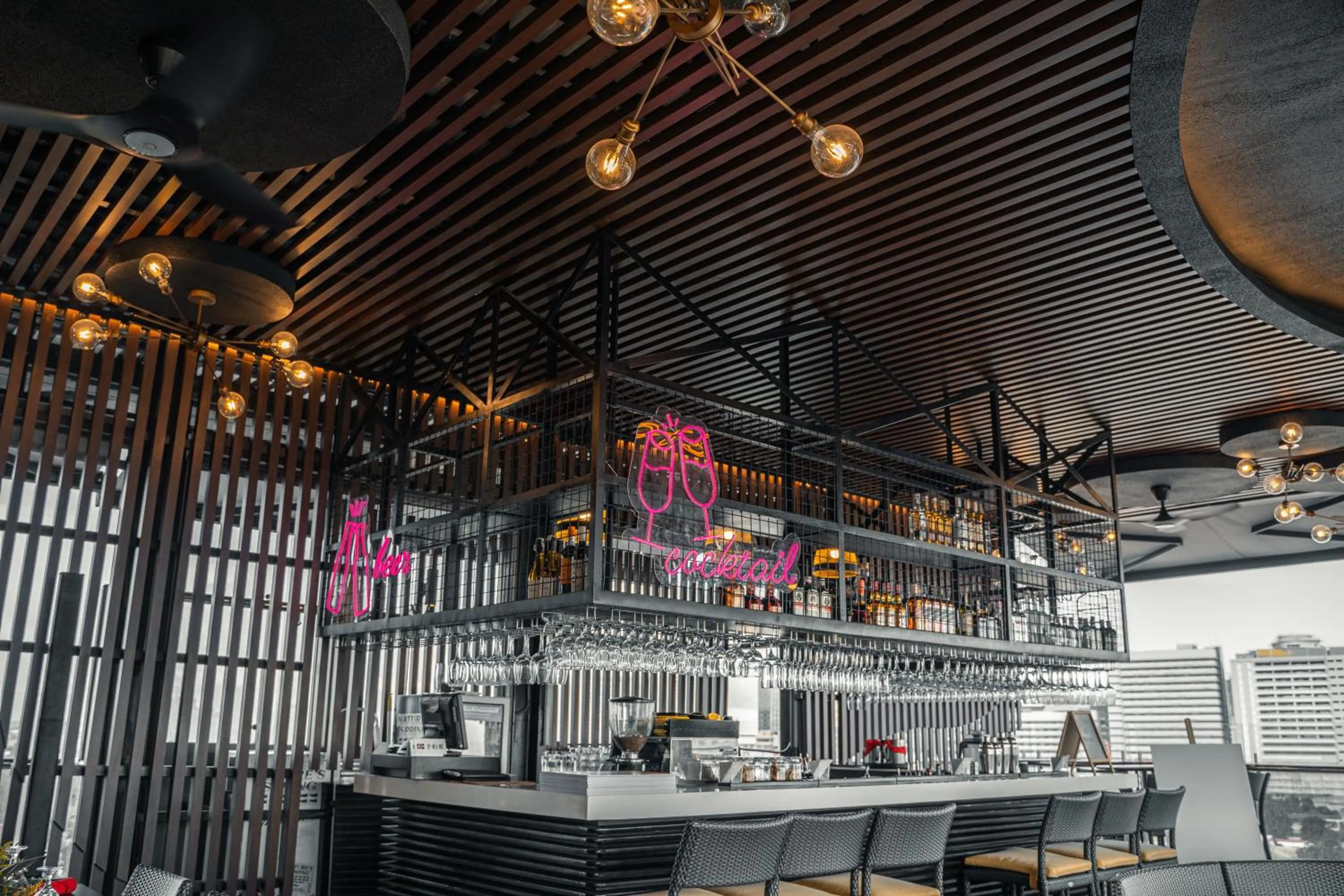 Restaurant/places to eat in Yello! Hotel