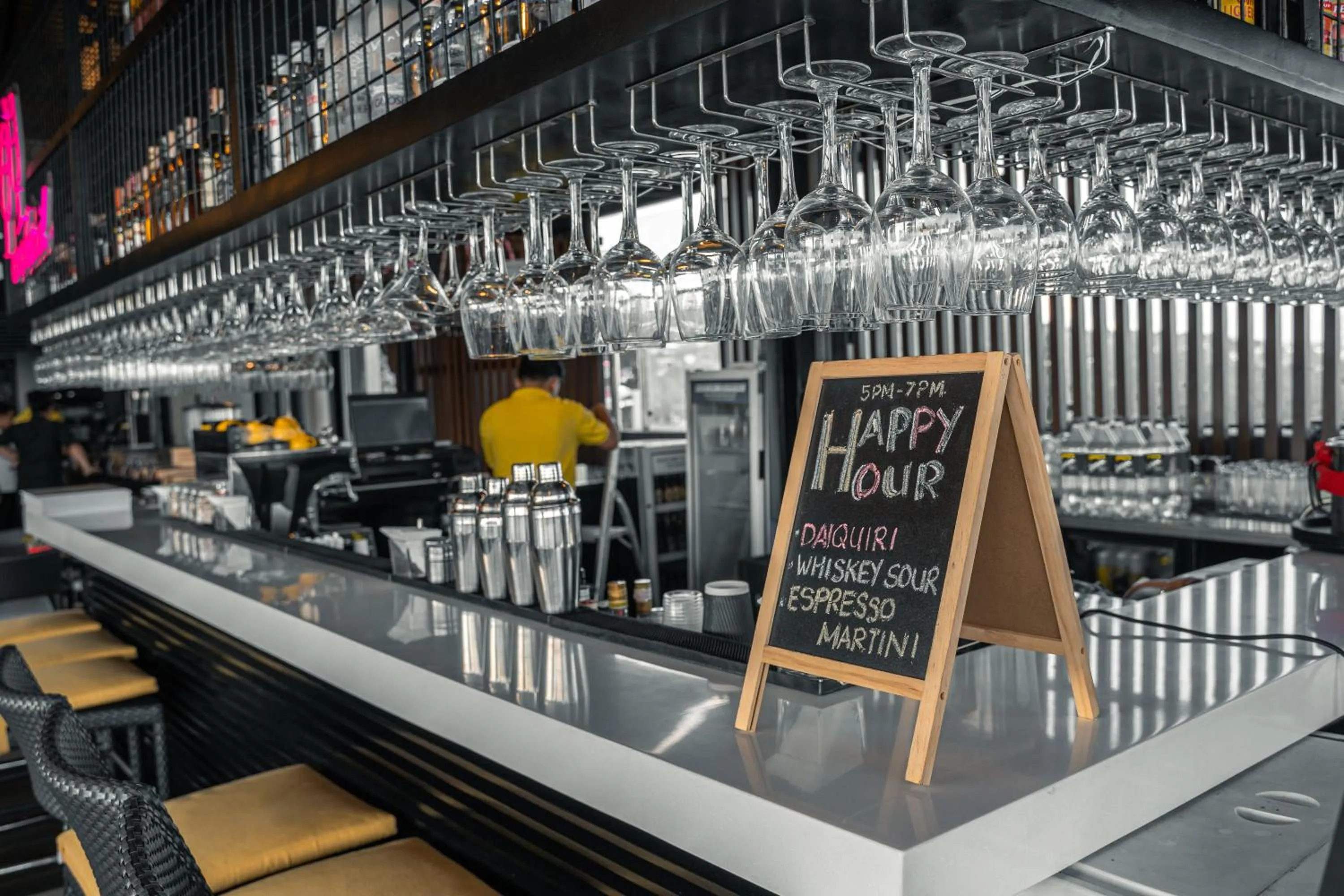 Nightclub / DJ in Yello! Hotel