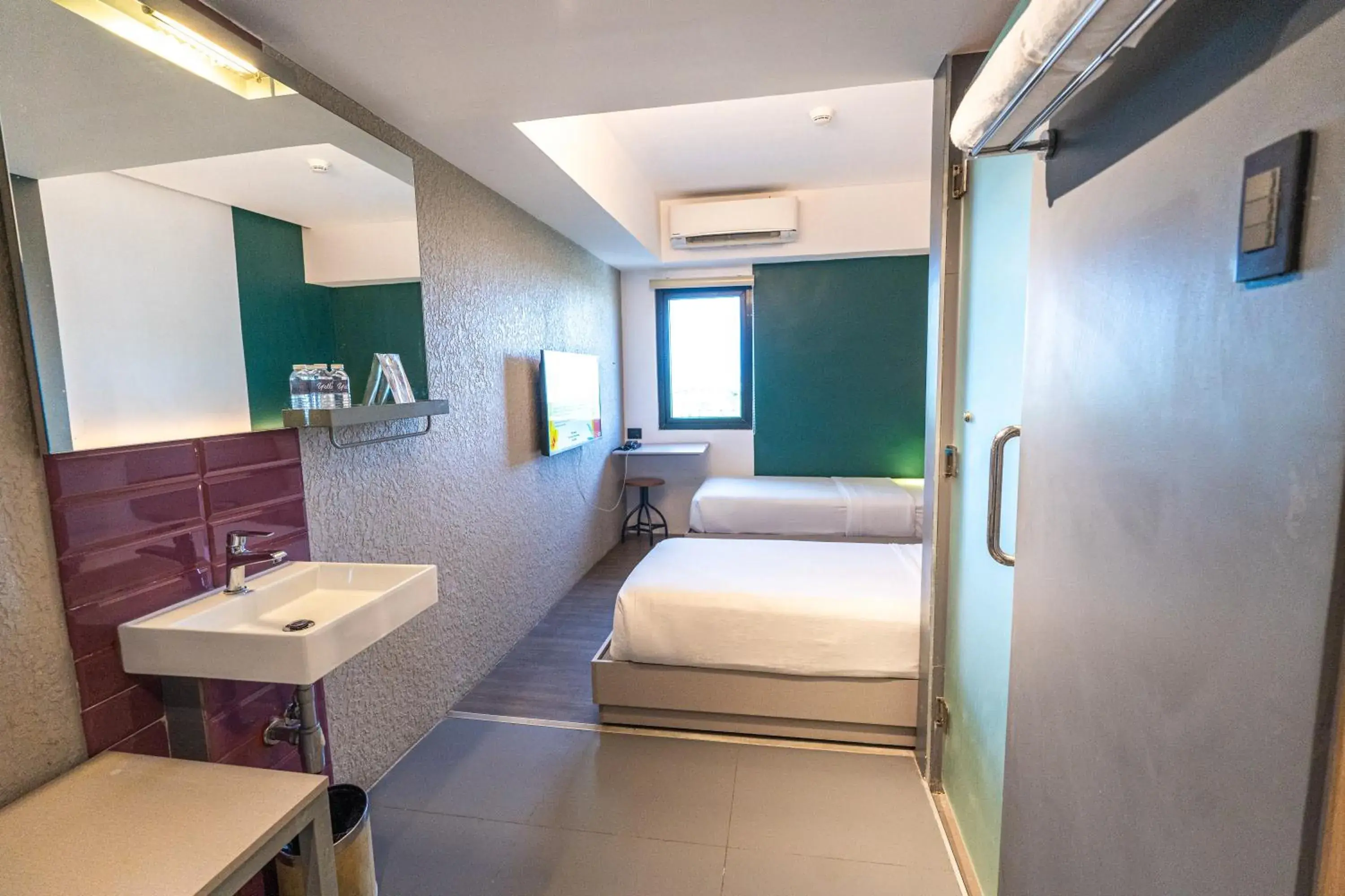 Deluxe Twin Room in Yello Hotel Cebu powered by Cocotel Deluxe Twin Room in Yello Hotel Cebu powered by Cocotel