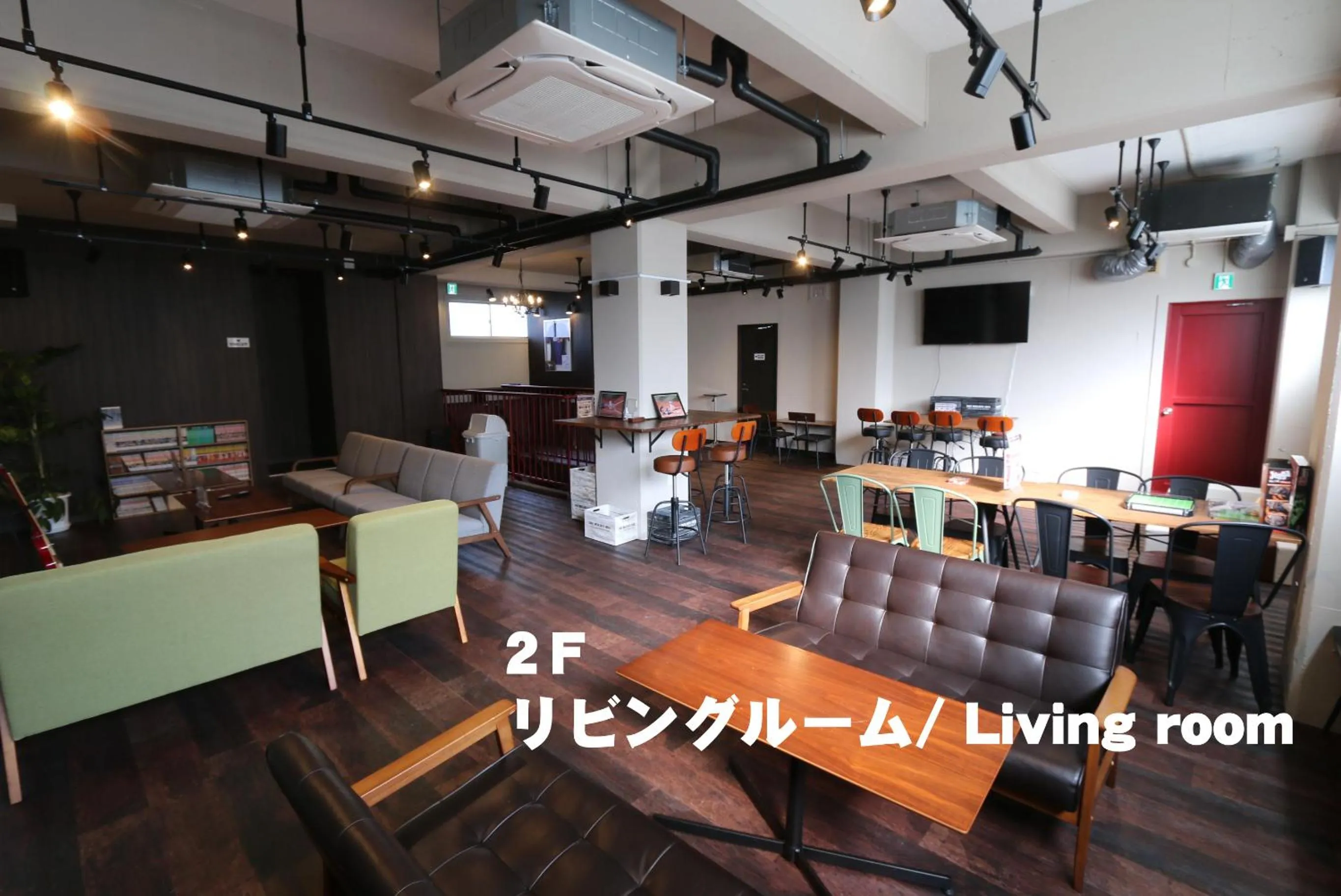 Communal lounge/ TV room in RED HELMET House & Sports Bar Hiroshima