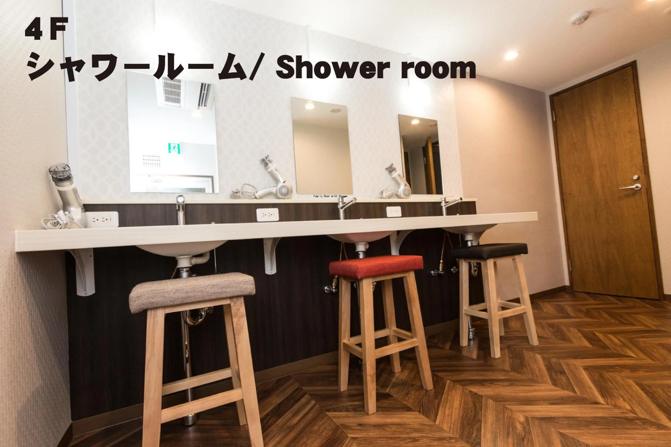 Shower in RED HELMET House & Sports Bar Hiroshima