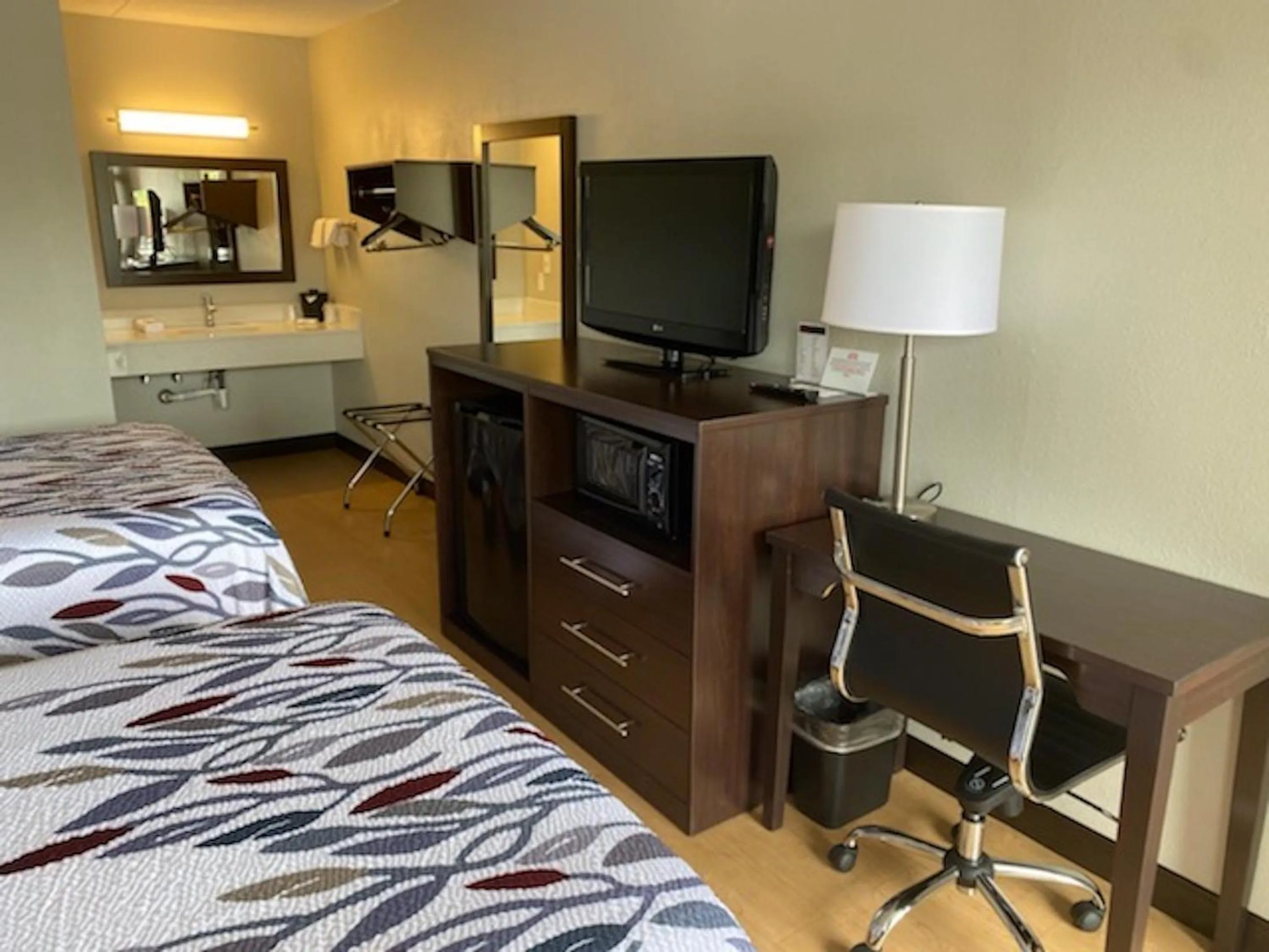 Photo of the whole room, Bed in Red Roof Inn Somerset, PA