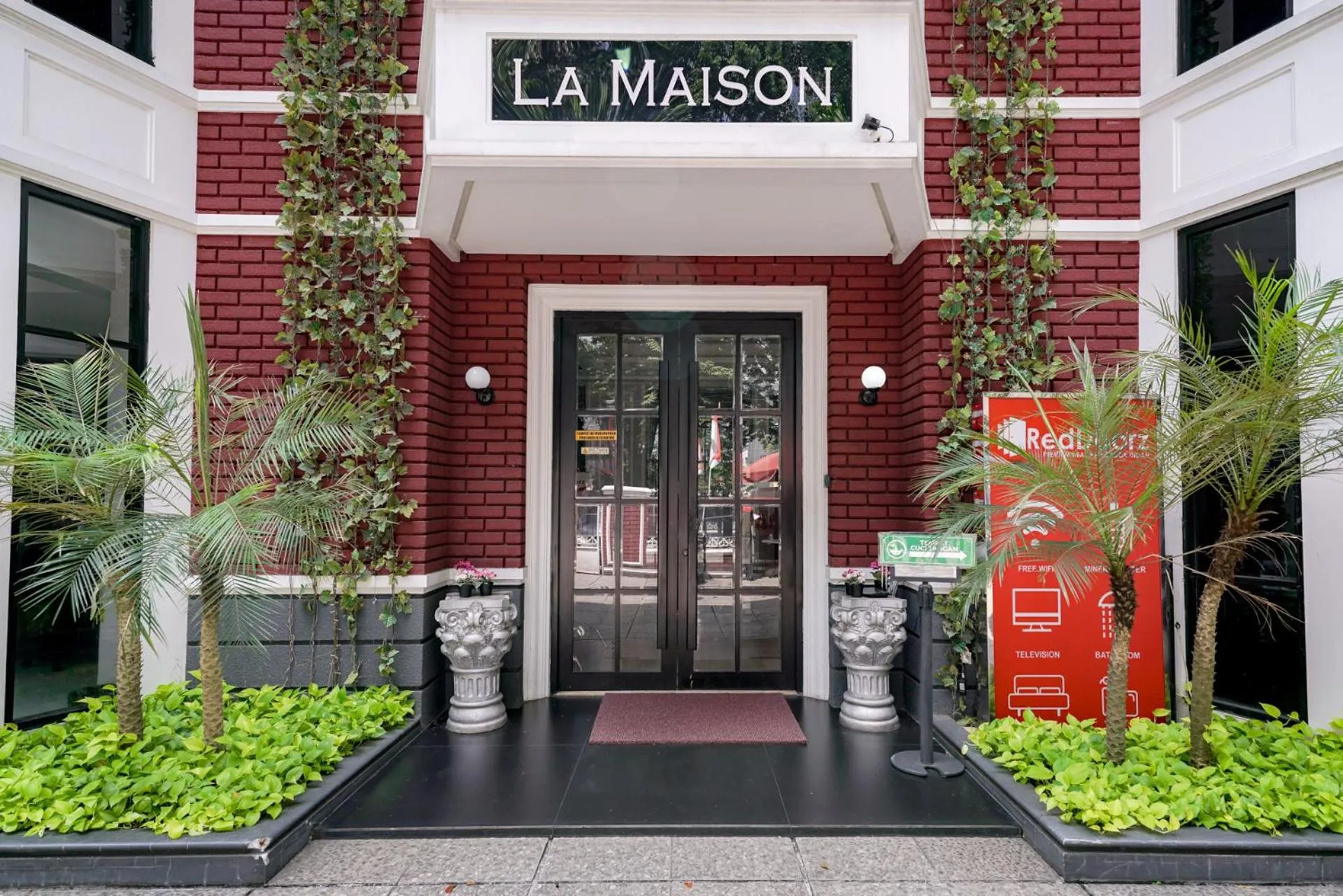 Facade/entrance in RedDoorz Premium near RS Pondok Indah