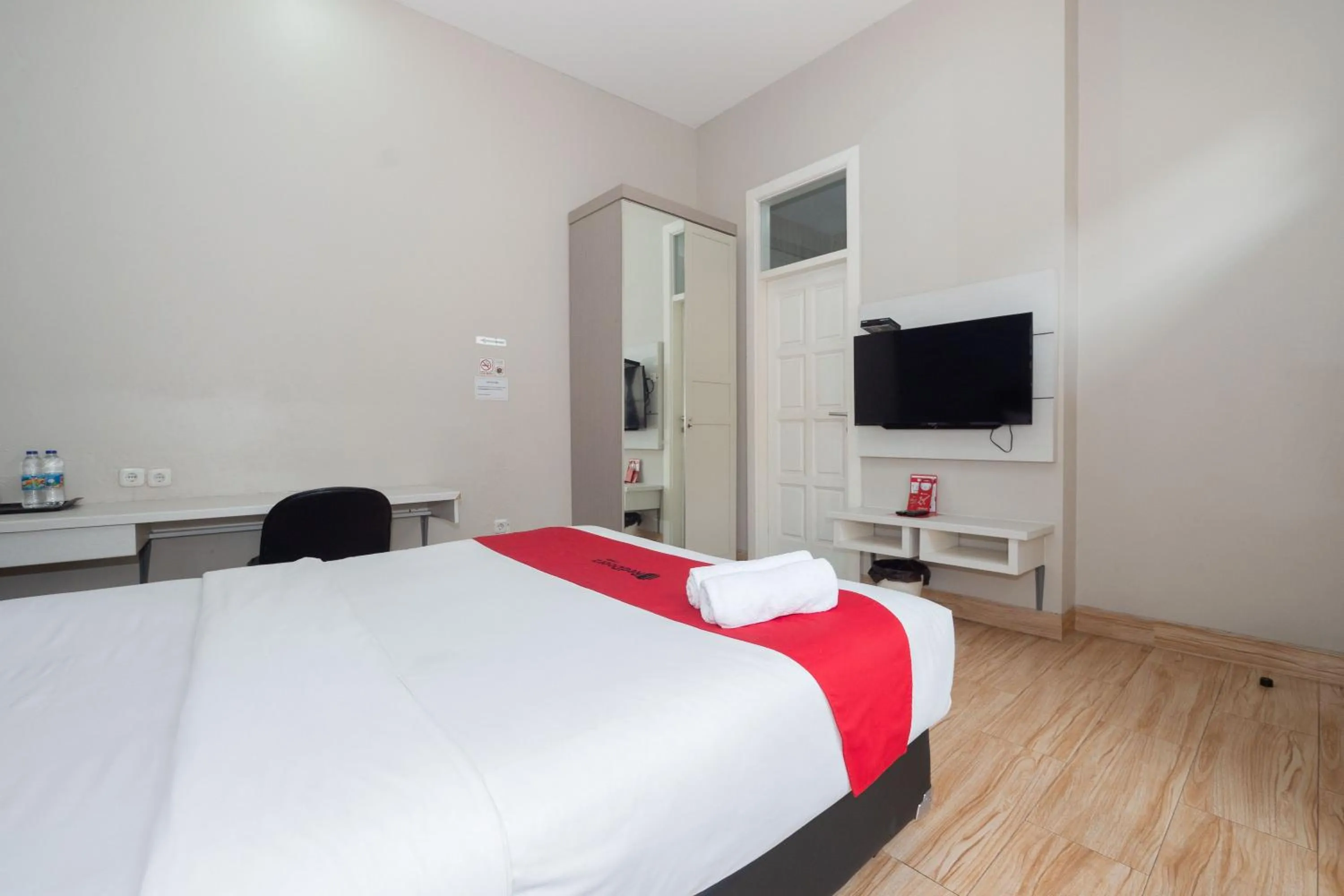 Bed in RedDoorz Premium near RS Pondok Indah