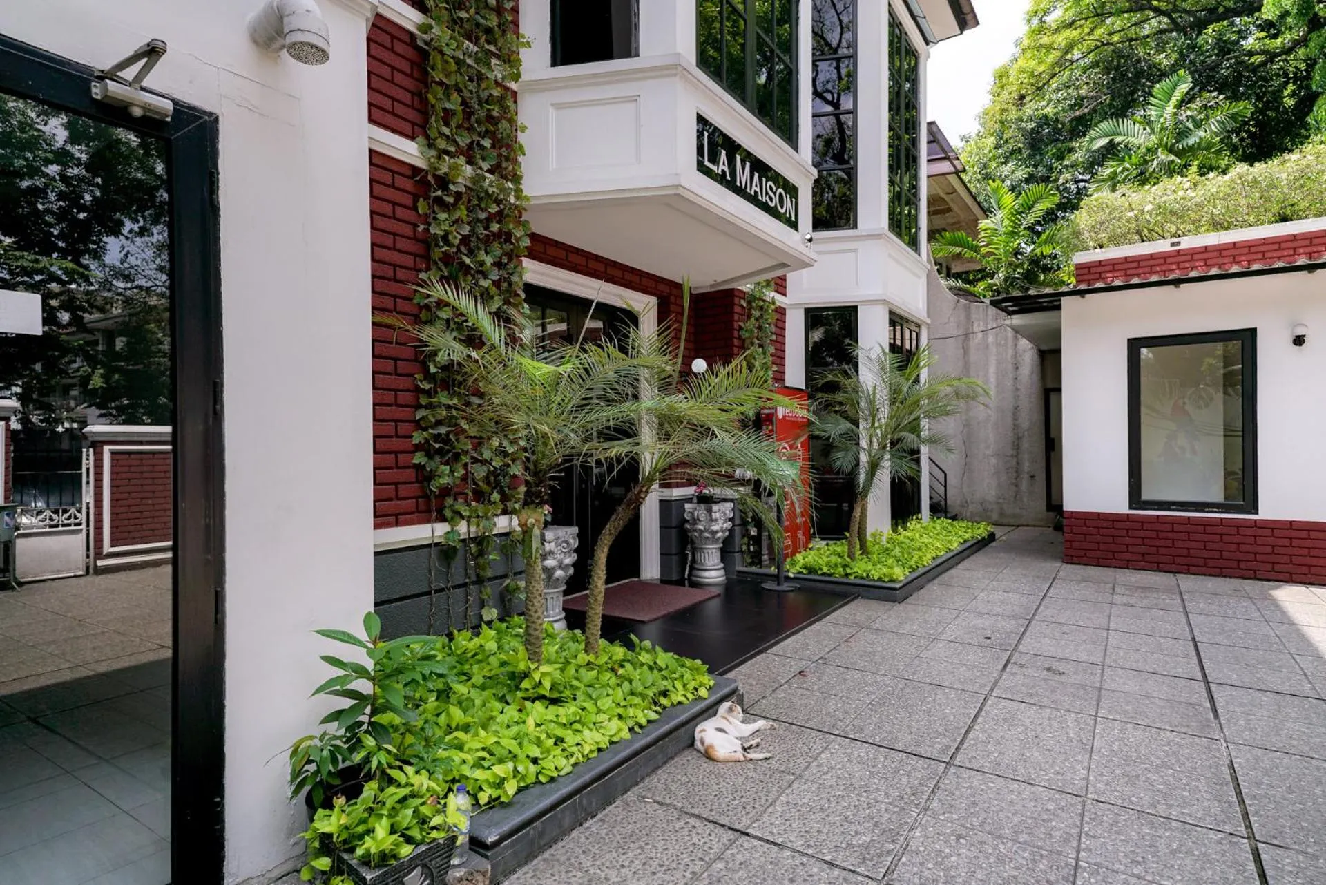 Property building in RedDoorz Premium near RS Pondok Indah