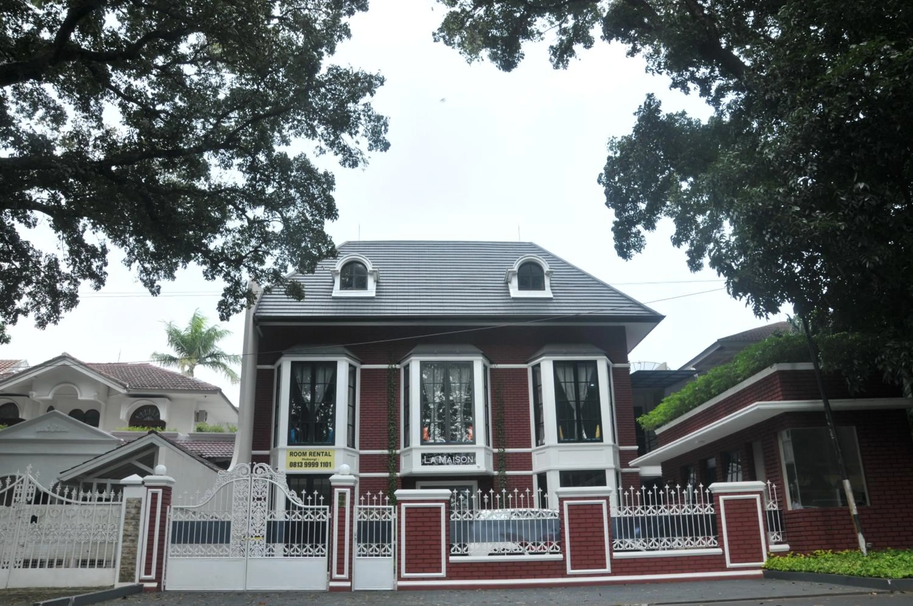 Property building in RedDoorz Premium near RS Pondok Indah