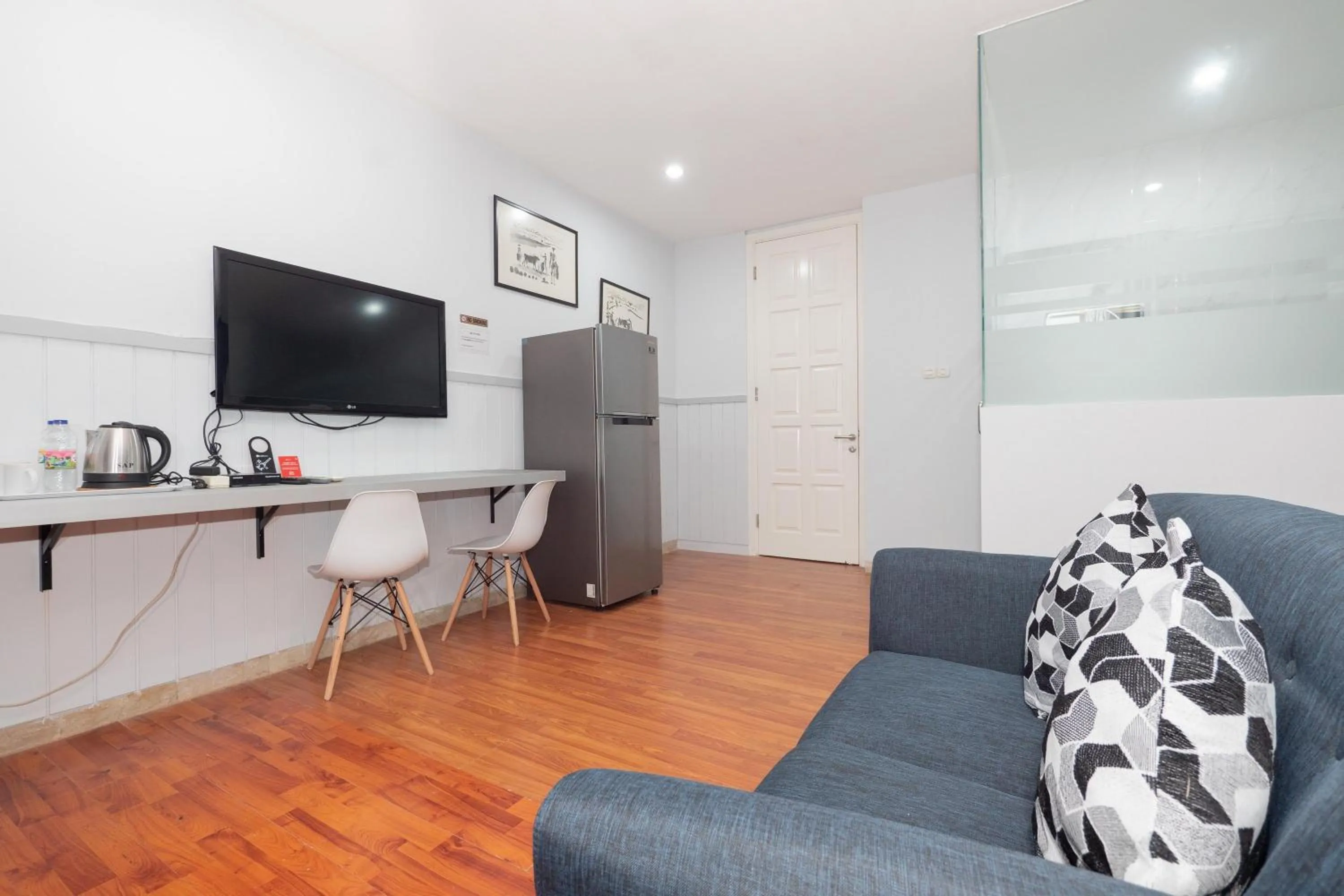 TV and multimedia in RedDoorz Premium near RS Pondok Indah