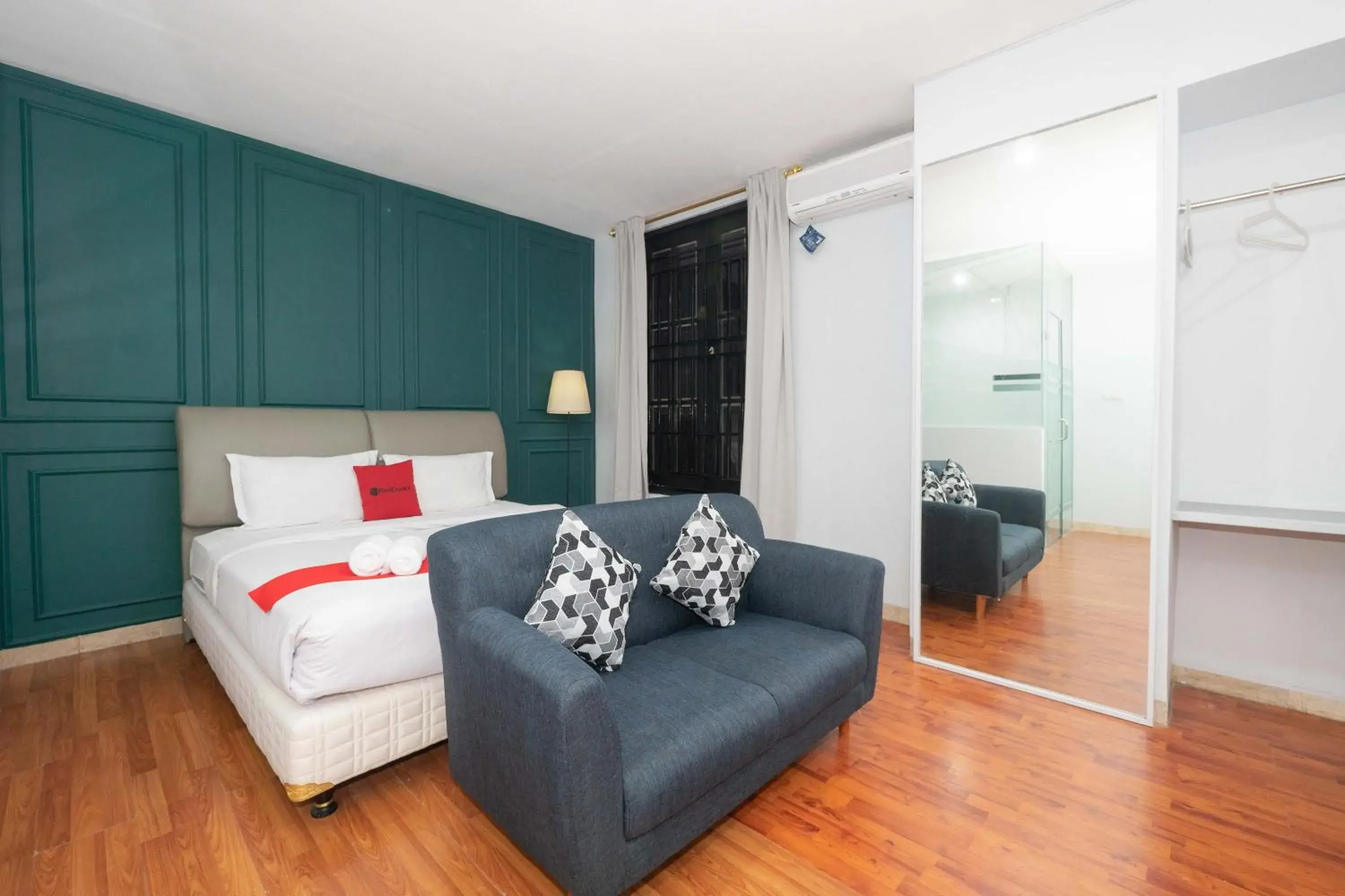 Superior Double Room in RedDoorz Premium near RS Pondok Indah Superior Double Room in RedDoorz Premium near RS Pondok Indah