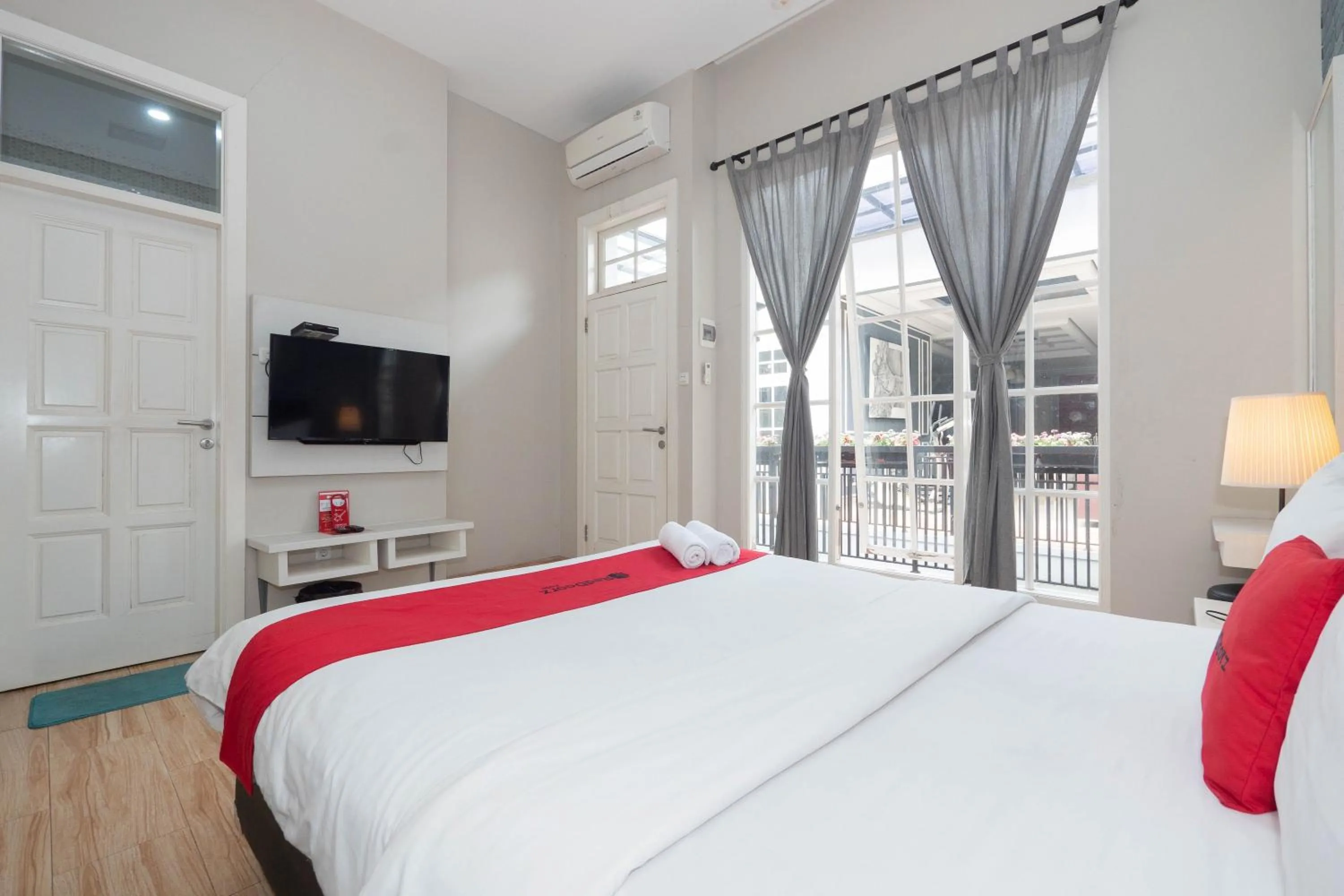 Bed in RedDoorz Premium near RS Pondok Indah