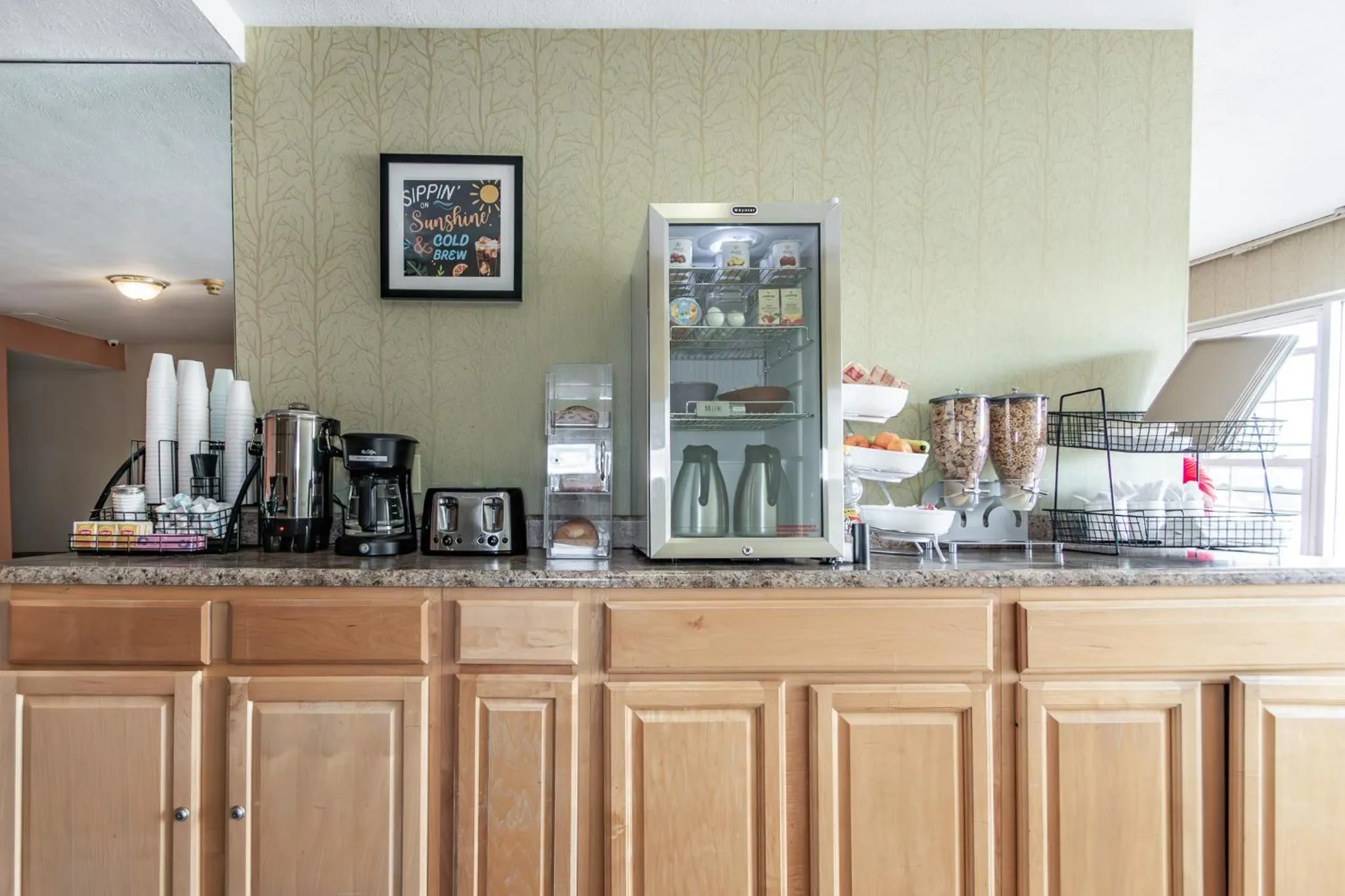 Coffee/tea facilities in Americas Best Value Inn Ashtabula/Austinburg