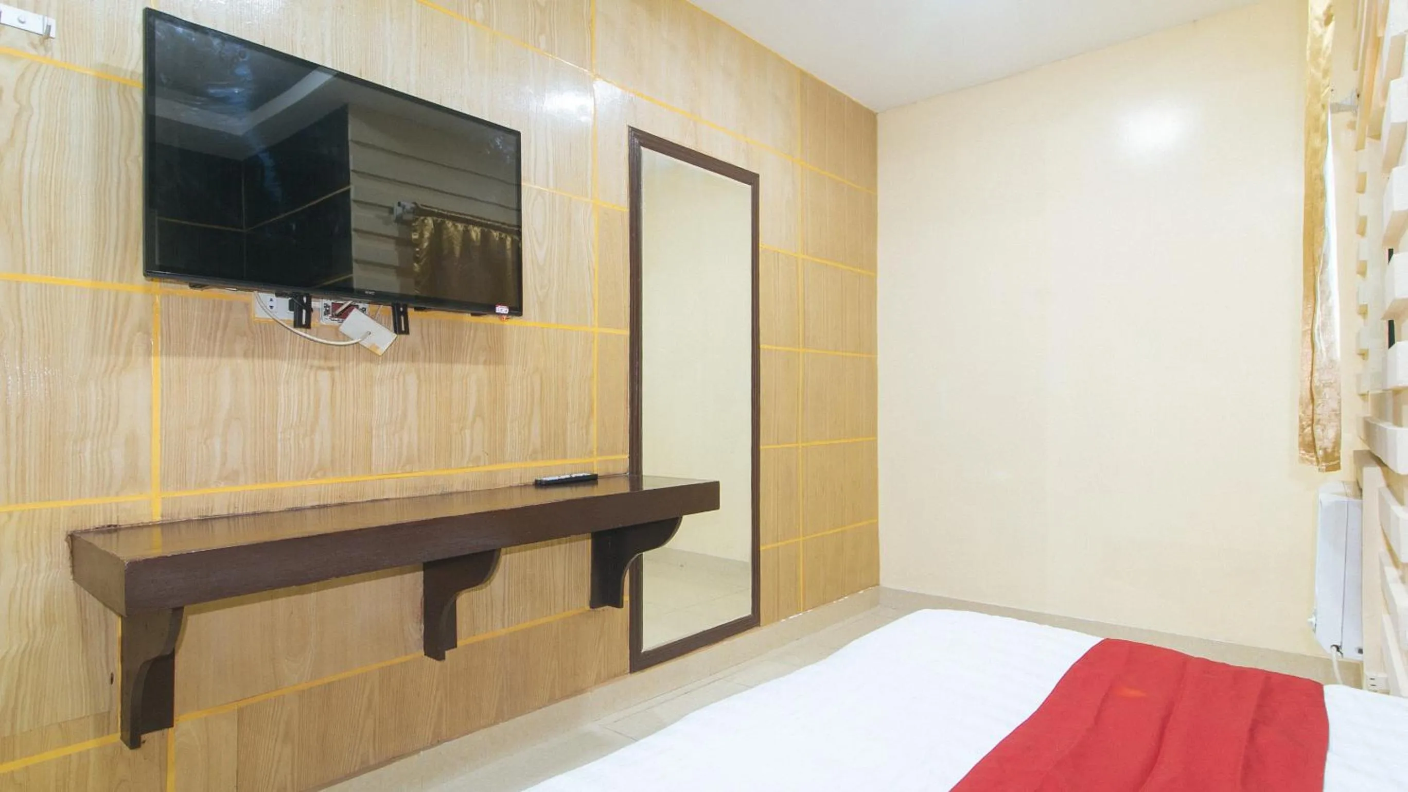 TV and multimedia, Bed in RedDoorz at Winter Hotel Araneta
